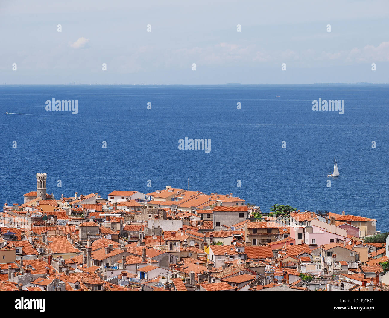 Blick auf die Stadt Piran in Slowenisch Istrien an der Adriatischen Küste mit lighhouse Punta Stockfoto