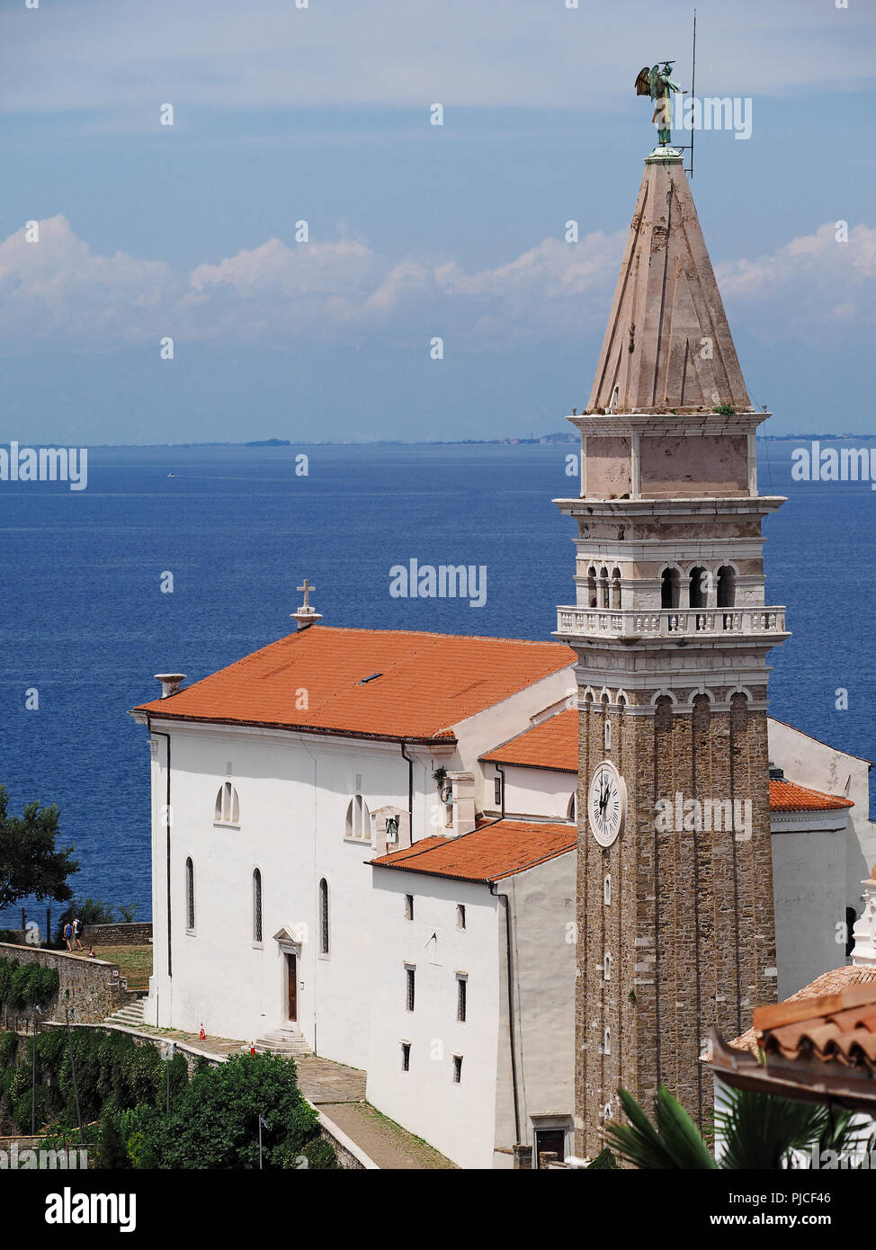 Blick auf die Stadt Piran in Slowenisch Istrien an der Adriatischen Küste mit Kirche Stockfoto