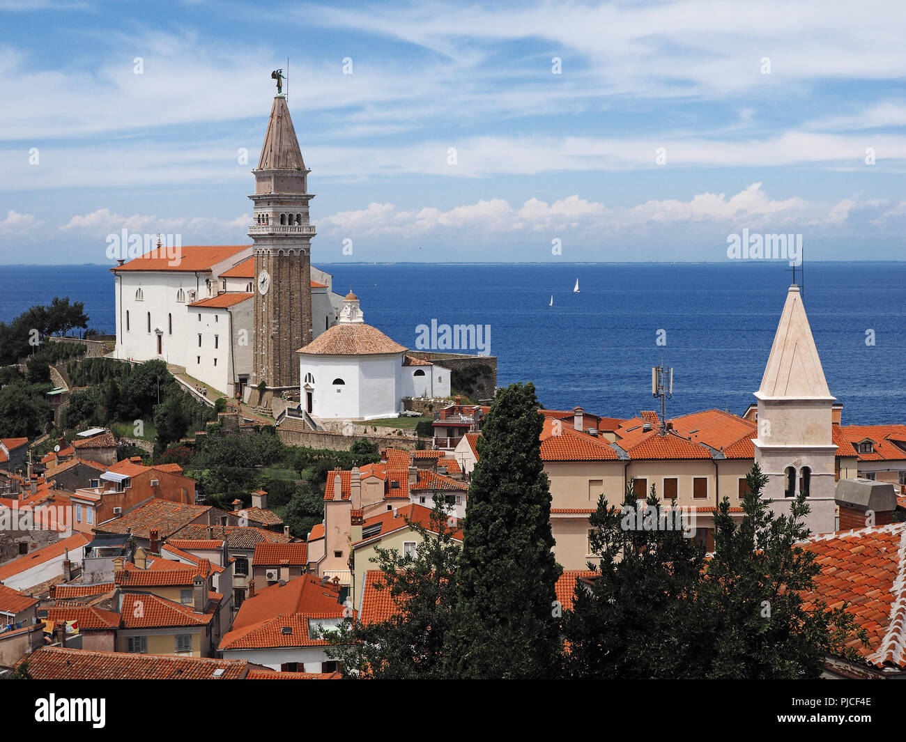 Blick auf die Stadt Piran in Slowenisch Istrien an der Adriatischen Küste mit Kirche Stockfoto