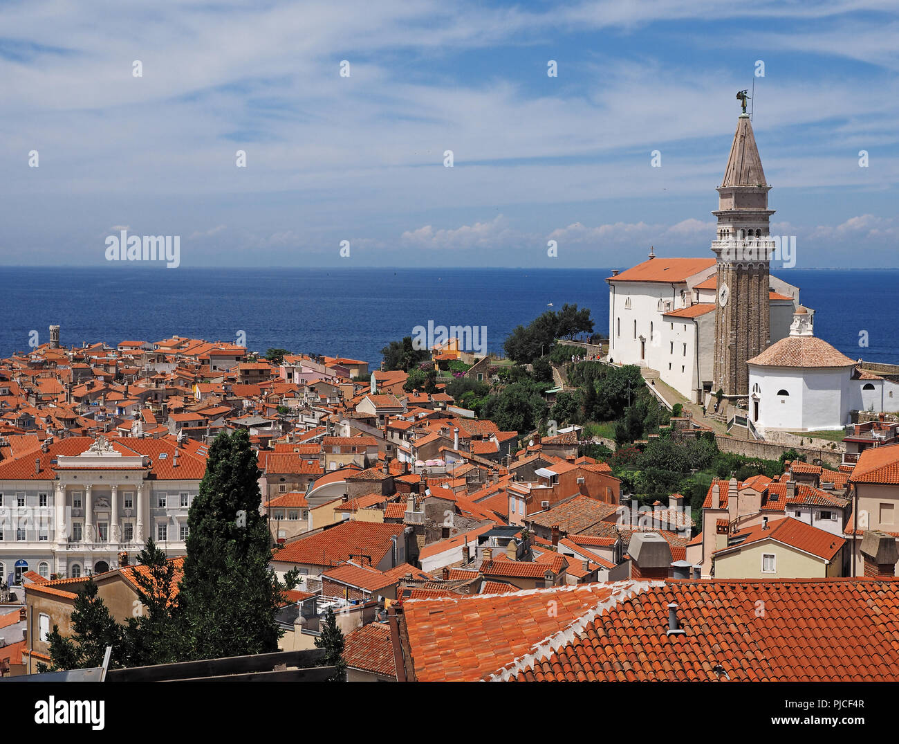 Blick auf die Stadt Piran in Slowenisch Istrien an der Adriatischen Küste mit Kirche Stockfoto