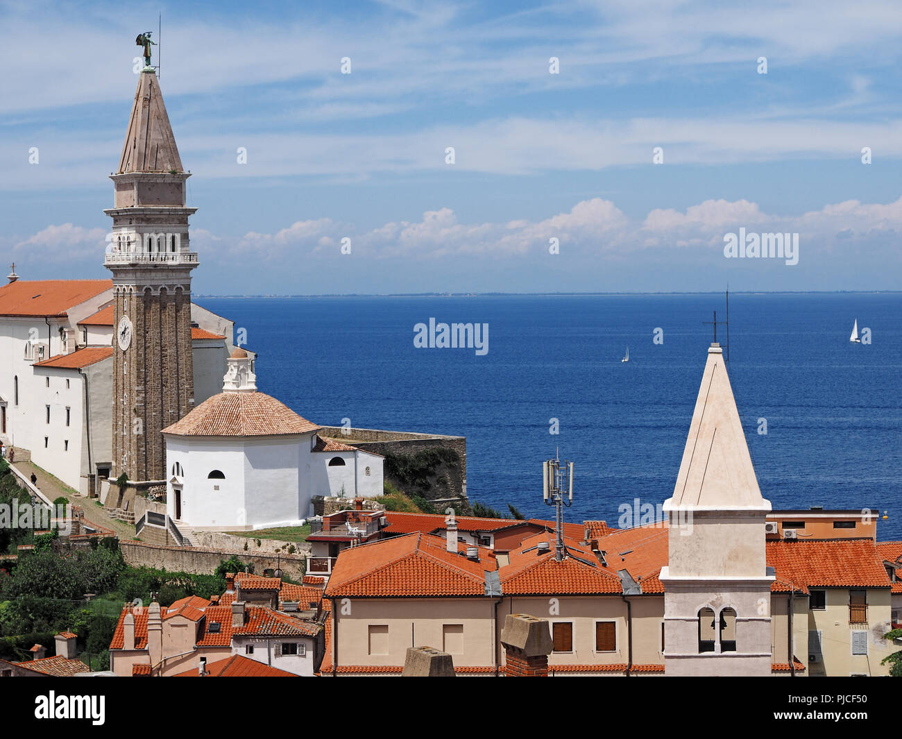Blick auf die Stadt Piran in Slowenisch Istrien an der Adriatischen Küste mit Kirche Stockfoto