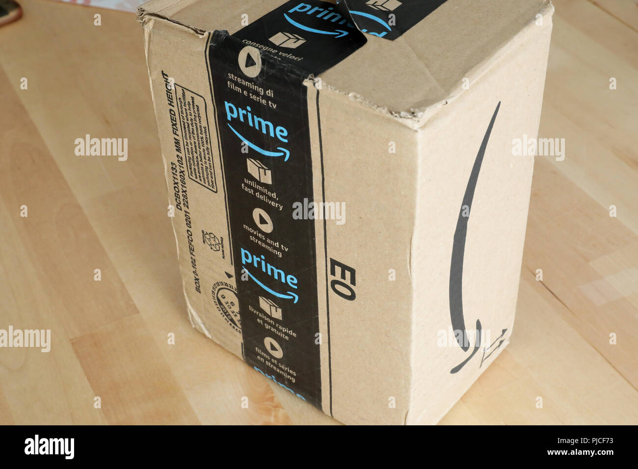 Roquebrune-Cap-Martin, Frankreich, 5. September 2018: Amazon Paket Box  Karton Lieferung von Amazon Prime, Detailansicht. Amazon Prime ist eine  bezahlte Tln Stockfotografie - Alamy