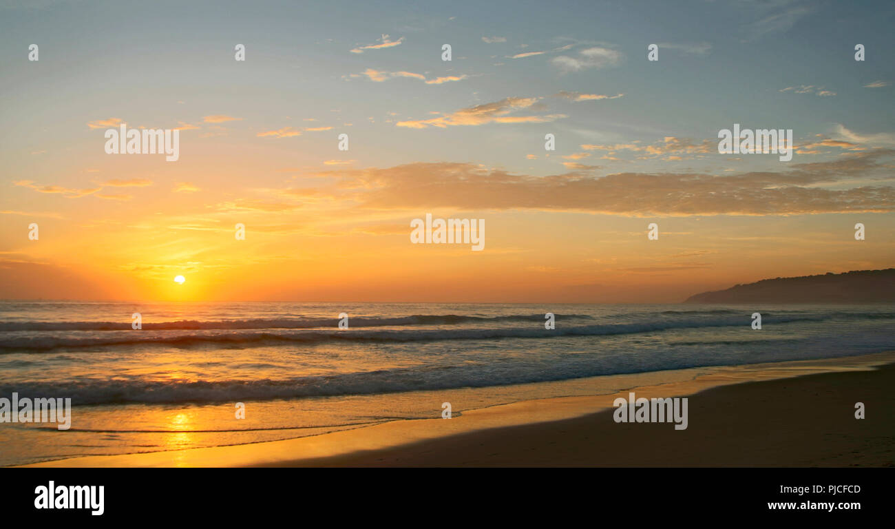 Schönen Sonnenuntergang am Karon Strand. Die Brandung donnert über die Ufer. Phuket, Thailand. Karon Beach ist eine berühmte Touristenattraktion Stockfoto