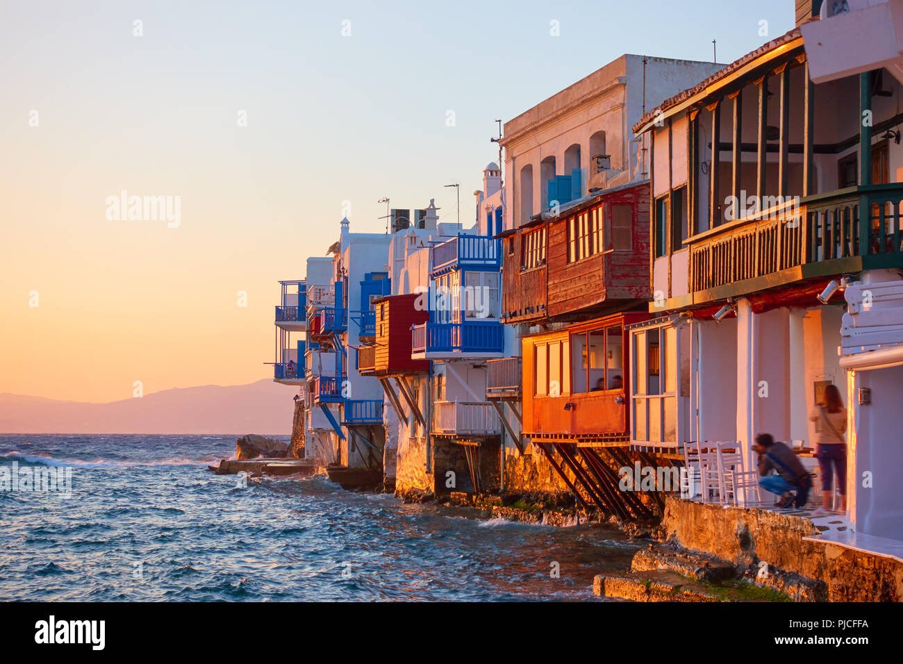 Die Stadt Mykonos mit dem Viertel Klein-Venedig bei Sonnenuntergang, Kykladen, Griechenland und Stockfoto