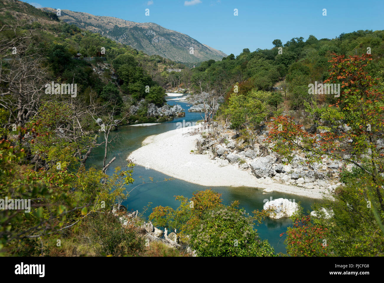 Fluss Drino mit Uji i Ftothe, Albanien, Fluss Drino bei Uji i Ftothe, Albanien Stockfoto