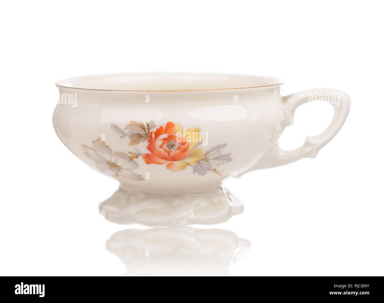 Alte Tasse Tee, Porzellan. Antike Tee- und Kaffeetassen, isoliert Stockfoto