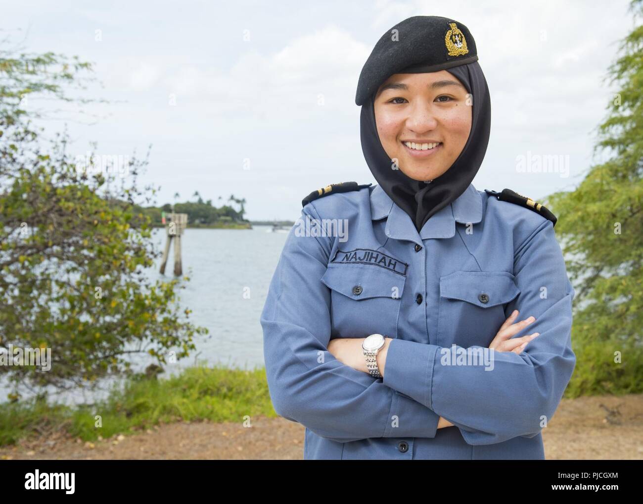 JOINT BASE Pearl Harbor - HICKAM (17. Juli 2018) Royal Brunei Navy Lt. jg. Najihah Hisab, von Brunei Darussalam, Pausen für ein Portrait als Teil einer Kante des Pazifik (Rimpac) Kampagne soll die Vielfalt der teilnehmenden Nationen auf, Gesichter von Rimpac zu markieren. 25 Nationen, 46 Schiffe, 5 U-Boote, über 200 Flugzeuge und 25.000 Angestellte beteiligen sich an Rimpac vom 27. Juni bis 2. August in und um die hawaiischen Inseln und Südkalifornien. Die weltweit größte internationale maritime Übung RIMPAC bietet eine einzigartige Ausbildung während der Förderung und Erhaltung der Coo Stockfoto