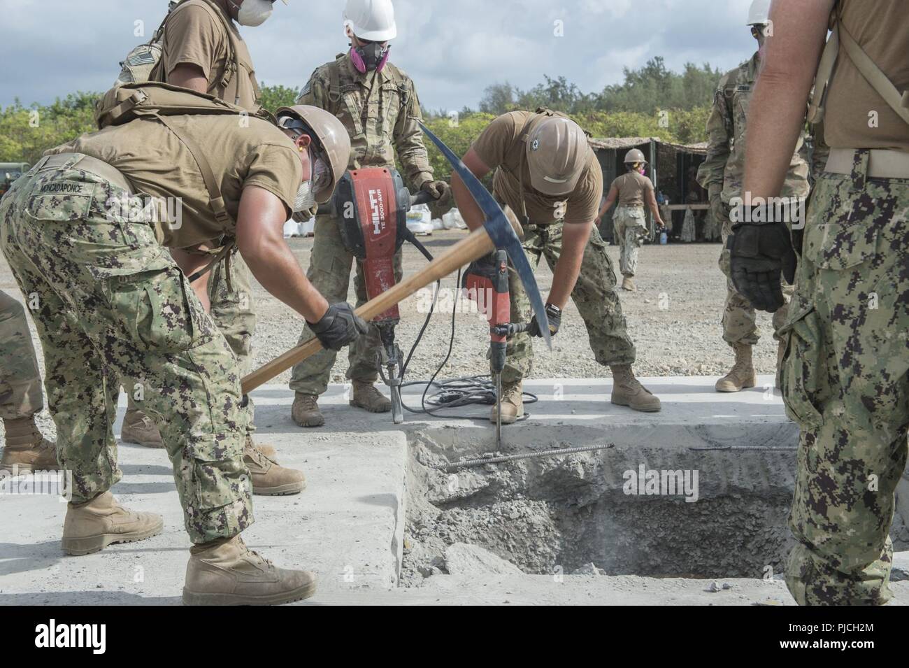 MARINE CORPS TRAINING BEREICH FALTENBÄLGE, Hawaii (21. Juli 2018) Hospital Corpsman 3. Klasse Guadalupe Moncadaponce, Naval Mobile Konstruktion Bataillon (NMCB) 18, eine Spitzhacke nutzt Beton während ein Flugplatz Schäden reparieren Übung während der Rand der Pazifischen (Rimpac) Übung gehalten zu lösen. NMCB 3, 18 und 22 nahmen an einer gemeinsamen Übung mit der Armee 561st Engineering Company, 130 Engineer Brigade, 84th Engineer Battalion bei Rimpac 21. Juli. 25 Nationen, 46 Schiffe, 5 U-Boote, und etwa 200 Flugzeugen und 25.000 Angestellte beteiligen sich an Rimpac von Juni 27 bis Stockfoto