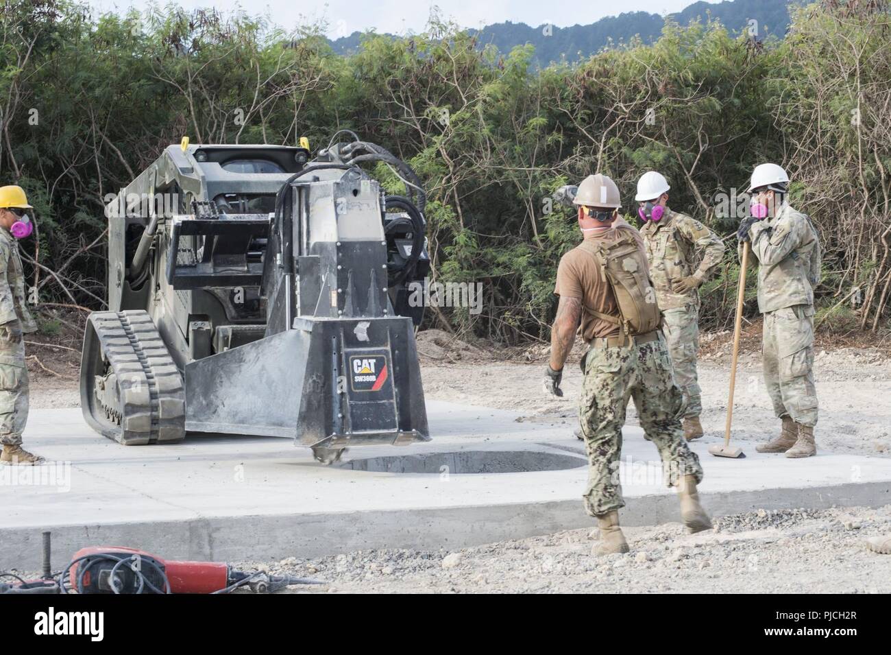 MARINE CORPS TRAINING BEREICH FALTENBÄLGE, Hawaii (21. Juli 2018) Steelworker 1. Klasse Dustin Brise, zugeordnet zu den Naval Mobile Konstruktion Bataillon (NMCB), 22, leitet einen Gleiter während einem Flugplatz Schäden reparieren Übung während der Rand der Pazifischen (Rimpac) Ausübung gehalten zu steuern. NMCB 3, 18 und 22 nahmen an einer gemeinsamen Übung mit der Armee 561st Engineering Company, 130 Engineer Brigade, 84th Engineer Battalion bei rimpac Juli 21. 25 Nationen, 46 Schiffe, 5 U-Boote, und etwa 200 Flugzeugen und 25.000 Angestellte beteiligen sich an Rimpac vom 27. Juni bis 2. August in und um das Hawa Stockfoto