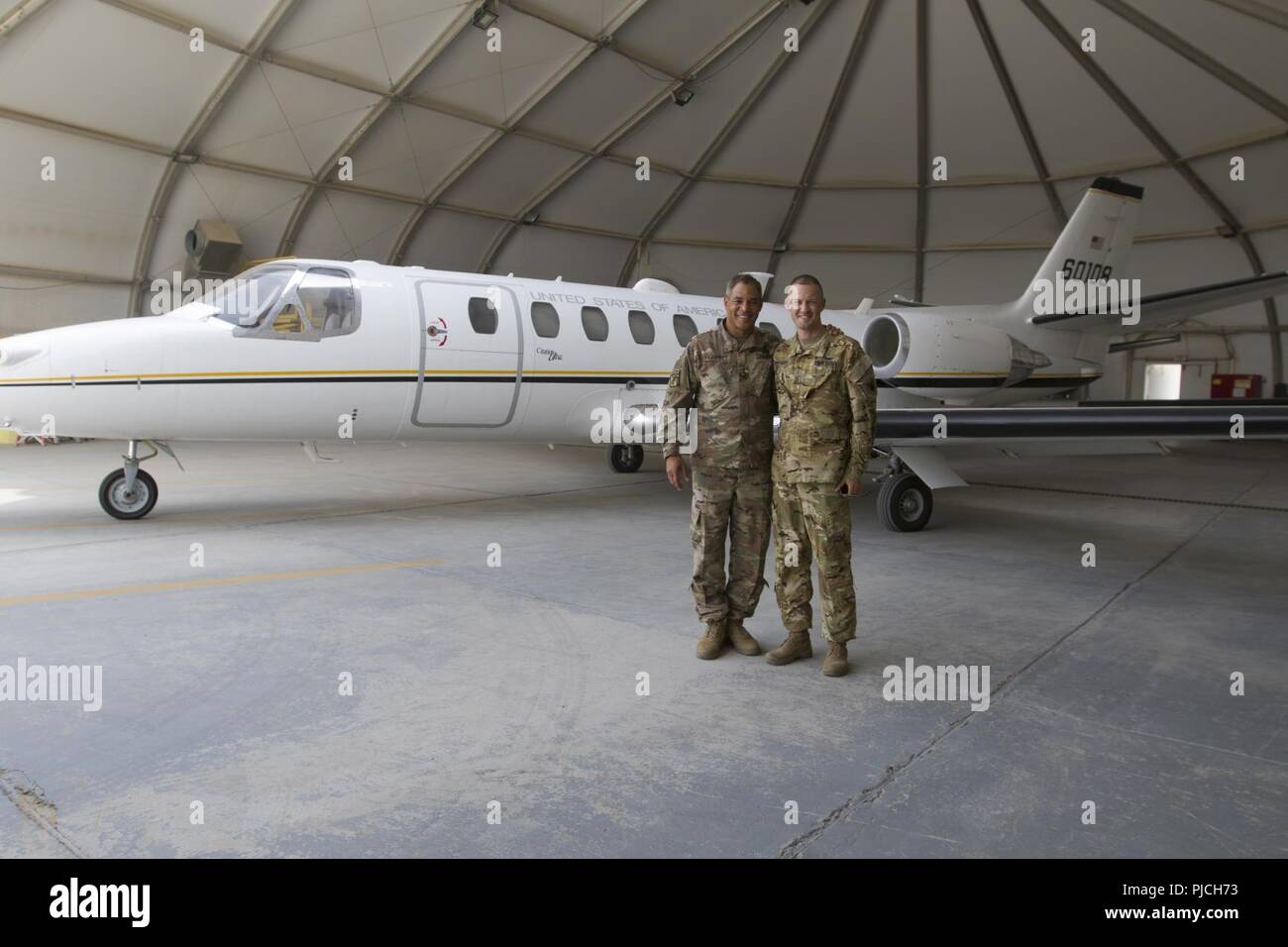 Us-Armee Generalleutnant Michael X. Garrett, US-Army Central (USARCENT) kommandierender General, posiert für ein Foto mit Chief Warrant Officer 2 Stephen Hay, die mit dem UC-35 Jet Loslösung, Alpha Company, 6-52 nd Aviation Battalion im Ali Al Salem Air Base, Kuwait, 21. Juli 2018 zugewiesen. Generalleutnant Garrett besuchte die Air Base zu vielen Mitgliedern des Flug-Team für die Unterstützung von USARCENT's Mission für die Aufrechterhaltung einer dauerhaften Präsenz in Vorwärts. Stockfoto