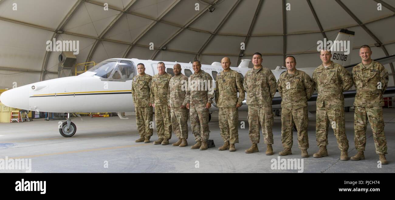 Us-Armee Generalleutnant Michael X. Garrett, US-Army Central (USARCENT) kommandierender General, posiert für ein Foto mit Soldaten, die mit dem UC-35 Jet Loslösung, Alpha Company, 6-52 nd Aviation Battalion im Ali Al Salem Air Base, Kuwait, 21. Juli 2018 zugewiesen. Generalleutnant Garrett besuchte die Air Base zu vielen Mitgliedern des Flug-Team für die Unterstützung von USARCENT's Mission für die Aufrechterhaltung einer dauerhaften Präsenz in Vorwärts. Stockfoto