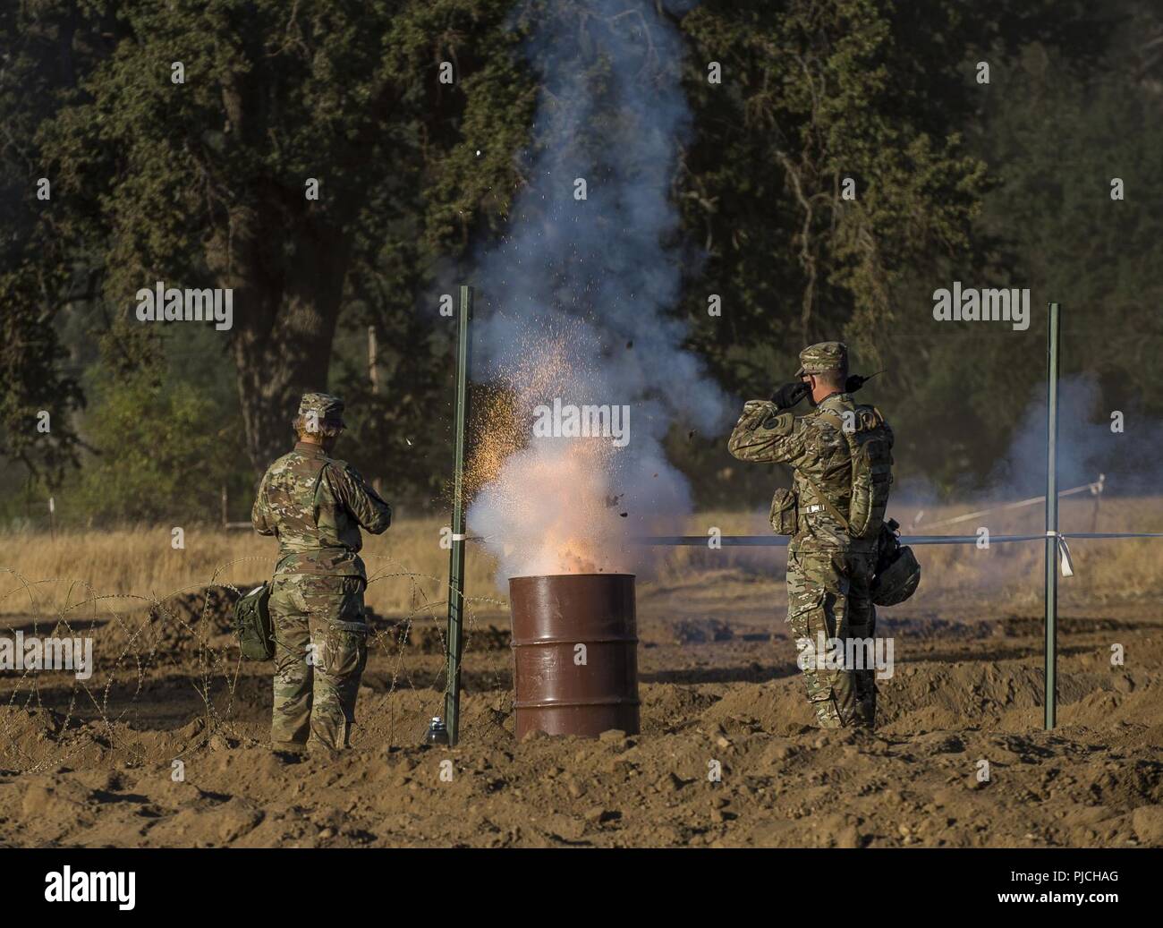 U.S. Army Reserve Soldaten zünden ein Simulator für eine kombinierte Waffen Verletzung während eines Combat Support Training (CSTX) am Fort Hunter Liggett, Kalifornien, 22. Juli 2018. Diese Drehung der CSTX läuft durch den Monat Juli, Ausbildung Tausende von Soldaten der US-Army Reserve von einer Vielzahl von Funktionen, die mit der Militärpolizei, Medizin, Chemie, Logistik, Transport und vieles mehr gehören. Stockfoto