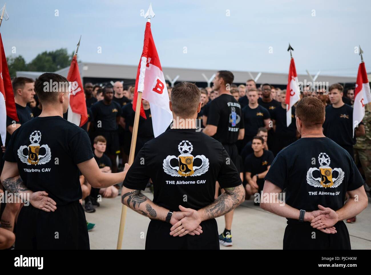 Sky Soldaten von Bulldog Truppe, 1st Squadron (Airborne), 91st Cavalry Regiment waren wie Williamson Cup Sieger anerkannt. Die 173Rd Airborne Brigade Kommandeur Oberst James Bartholomees ausgezeichnet mit dem Streamer zur Erreichung höchster Bereitschaft Metriken in diesem Quartal in der Brigade. Stockfoto