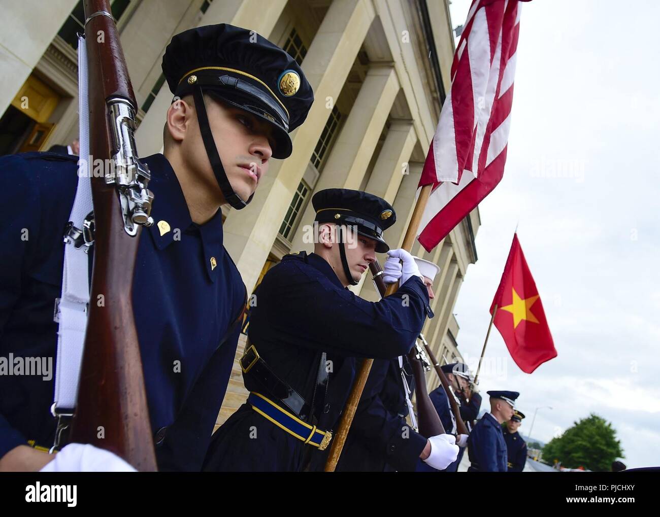 Us-stellvertretender Verteidigungsminister Patrick M. Shanahan erfüllt mit vietnamesischen Allgemeine tun Ba Ty, Vice Chairman der Vietnam National Assembly in das Pentagon in Washington, D.C., 23. Juli 2018. Stockfoto