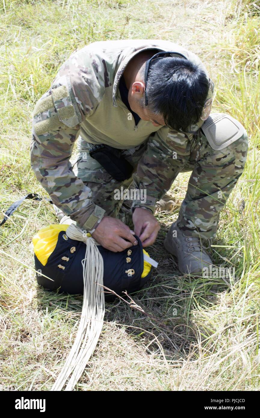 WAHIAWA, Hawaii (19 Juli 2018) - Mitglied der Republik Korea Naval Special Warfare Flottille Meßvorgänge seine Schießen nach der Teilnahme an einem fliegenden insertion Betrieb Ausbildung während der Rand des Pazifik (Rimpac) Übung, Juli 19. 25 Nationen, 46 Schiffe, 5 U-Boote, und etwa 200 Flugzeugen und 25.000 Angestellte beteiligen sich an Rimpac vom 27. Juni bis 2. August in und um die hawaiischen Inseln und Südkalifornien. Die weltweit größte internationale maritime Übung RIMPAC bietet eine einzigartige Ausbildung während der Förderung und Erhaltung der kooperative Beziehungen bin Stockfoto