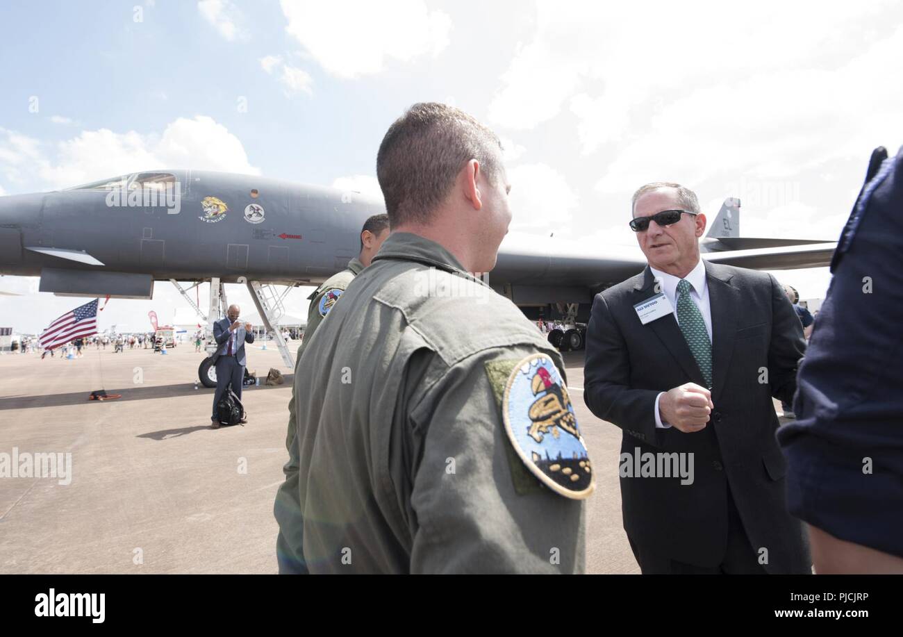 Us Air Force General David L. Goldfein (Mitte), Stabschef der USAF, Besuche mit Flieger ab dem 37 Bomber Squadron und 100 Luftbetankung Flügel während des 2018 Royal International Air Tattoo in Fairford RAF, Großbritannien am 14. Juli 2018. RIAT feierte in diesem Jahr das 100-jährige Jubiläum der RAF und hob die Vereinigten Staaten überhaupt - starke Allianz mit Großbritannien. Stockfoto