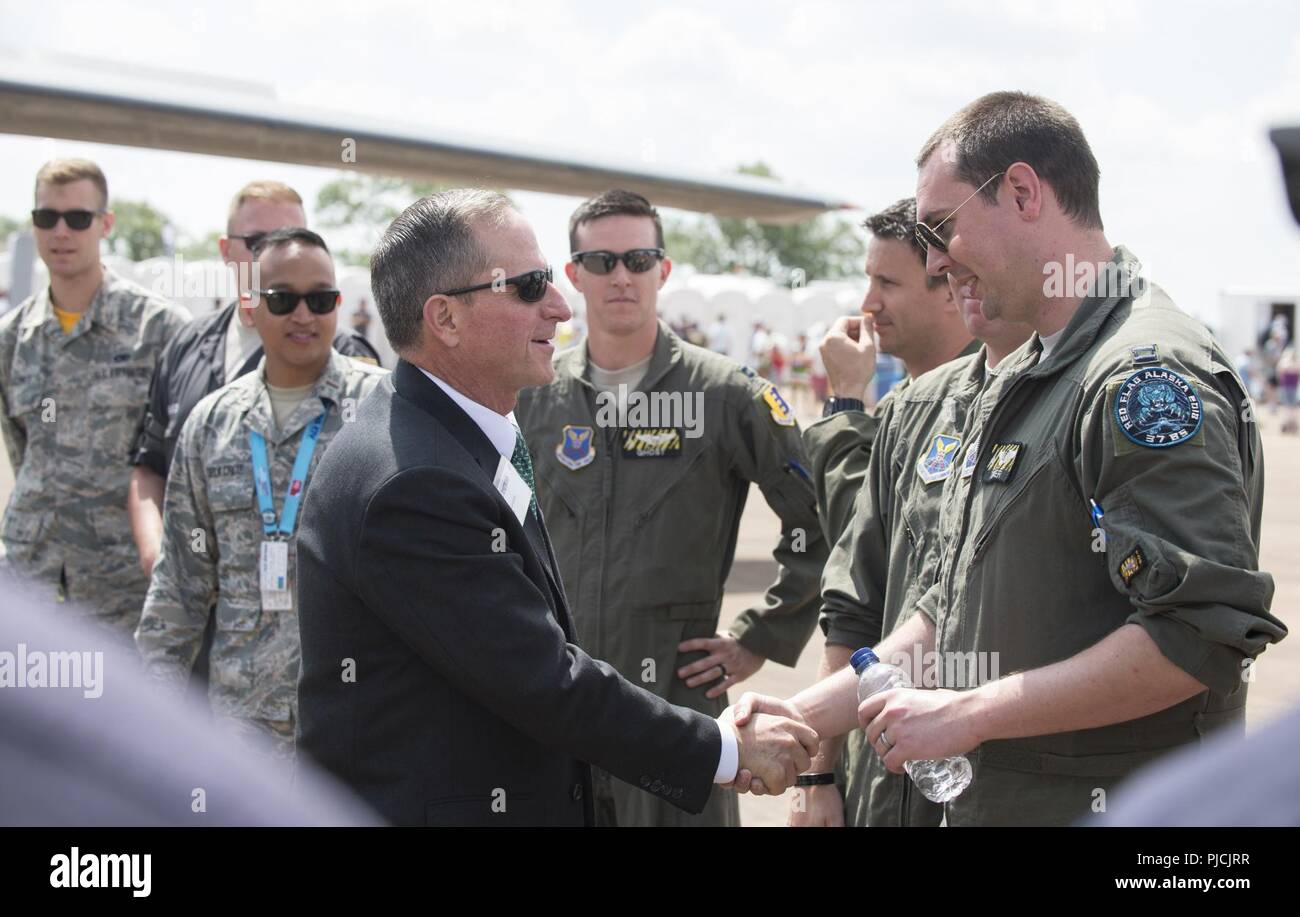 Us Air Force General David L. Goldfein (links), Stabschef der USAF, Besuche mit Flieger ab dem 37 Bomber Squadron und 100 Luftbetankung Flügel während des 2018 Royal International Air Tattoo in Fairford RAF, Großbritannien am 14. Juli 2018. RIAT feierte in diesem Jahr das 100-jährige Jubiläum der RAF und hob die Vereinigten Staaten überhaupt - starke Allianz mit Großbritannien. Stockfoto