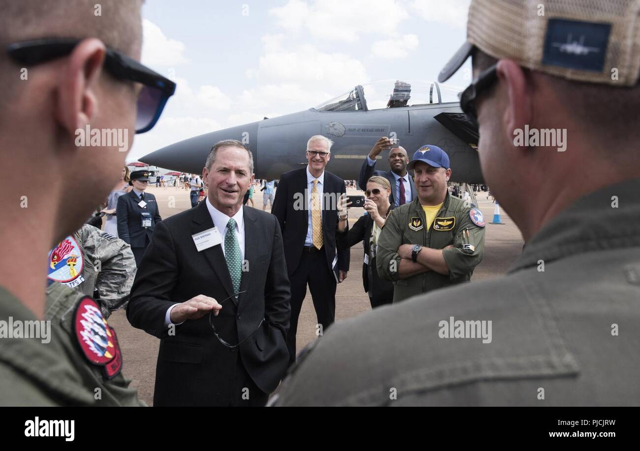 Us Air Force General David L. Goldfein (Mitte), Stabschef der USAF, Besuche mit Fliegern aus dem 492nd und 493rd Fighter Squadrons während der 2018 Royal International Air Tattoo in Fairford RAF, Großbritannien am 14. Juli 2018. RIAT feierte in diesem Jahr das 100-jährige Jubiläum der RAF und hob die Vereinigten Staaten überhaupt - starke Allianz mit Großbritannien. Stockfoto