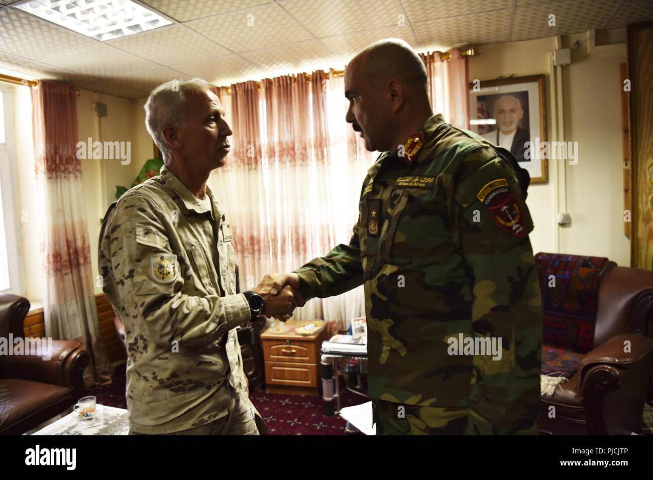 KABUL, Afghanistan (Juli 19, 2018) - Spanische Armee Generalmajor Jaime Iñiguez, spanischen Joint Special Operations Command (JSOC) Commander, erfüllt mit afghanischen Brig. Gen. Mohamad Zabiulla, Afghan National Army Special Operations Command G3/Operations Officer, am Lager Commando, in der Nähe von Kabul, Afghanistan, Juli 19, 2018. Die Generäle diskutiert Ausbildung, Commando Wachstum und andere Themen während ihres Besuchs. (NATO Stockfoto