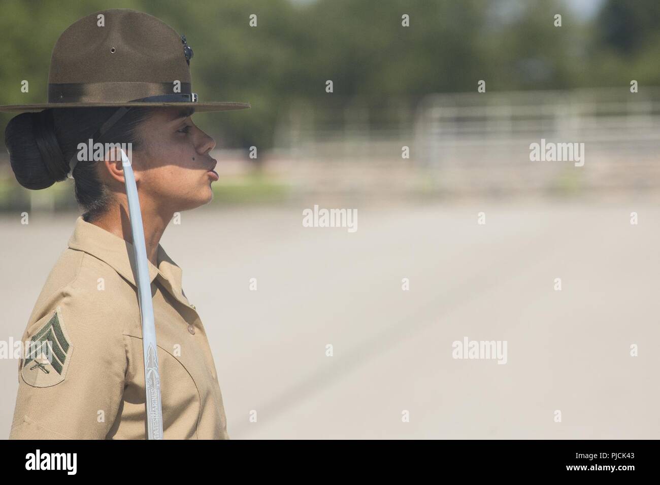 Us Marine Corps Sgt. Daniela Conchasvasquez, Drill Instructor mit Platoon 4036, Oscar Firma, 4 Recruit Training Bataillon, Befehle ihr Zug während der anfänglichen Bohrer an Peatross Parade Deck auf Marine Corps Recruit Depot Parris Island, S.C., 23. Juli 2018. Die rekruten sind für die Erste Bohrmaschine zählte nach Vertrauen, Liebe zum Detail und Disziplin. Stockfoto