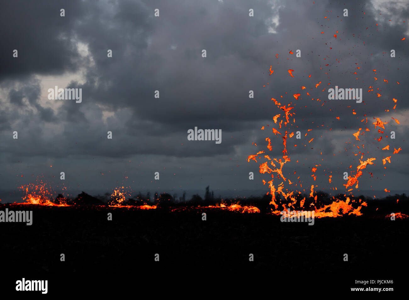 Lava vom Kilauea Vulkan bricht aus einer Reihe von Spalten entlang der östlichen Rift Zone in Kapoho, Puna District, in der Nähe von Pahoa, Hawaii, The Big Island, USA Stockfoto