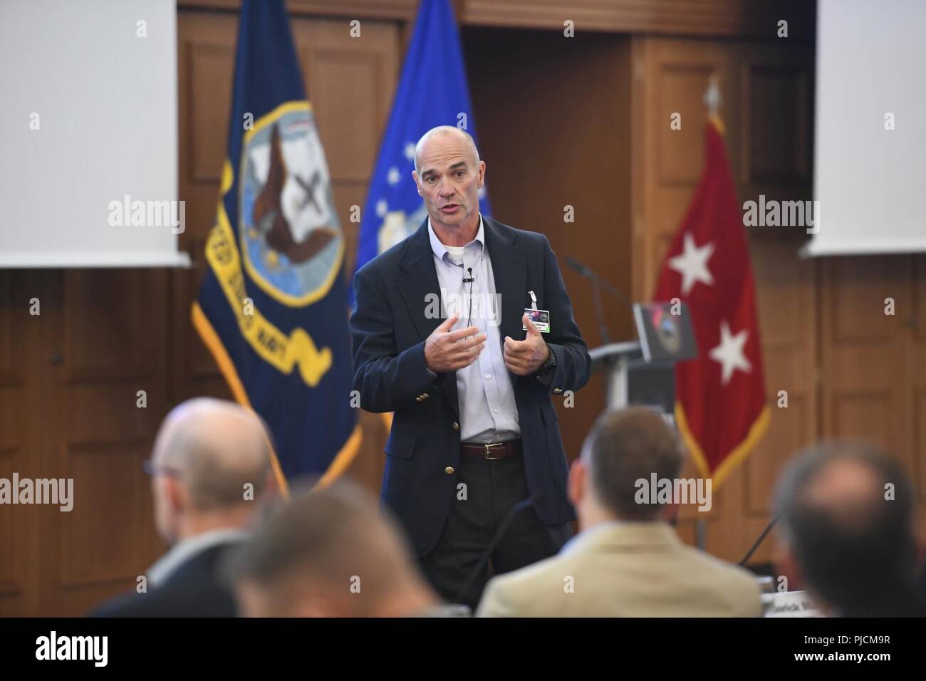 Generalmajor John Gronski, Stellvertretender Kommandierender General, National Guard, der U.S. Army Europe spricht mit Verantwortlichen aus der US-Armee NATO-Brigade, die US-Army in Europa und in anderen NATO-Kommandos in Garmisch versammelt, in Deutschland für die 17. jährlichen Senior Armee Führer treffen. Die Tagung bietet Armee führer zu über 40 verschiedenen NATO-Kommandos über 37 Standorten in 20 Ländern die Gelegenheit zu sammeln, Ideen zu teilen, synchronisieren Sie Pläne und Feedback über die künftigen Ausgaben bieten sowohl US- und NATO-Einrichtungen zu beeinträchtigen. "Ich wollte über die Probleme, die Offiziere und Unteroffiziere haben zu lernen. Stockfoto