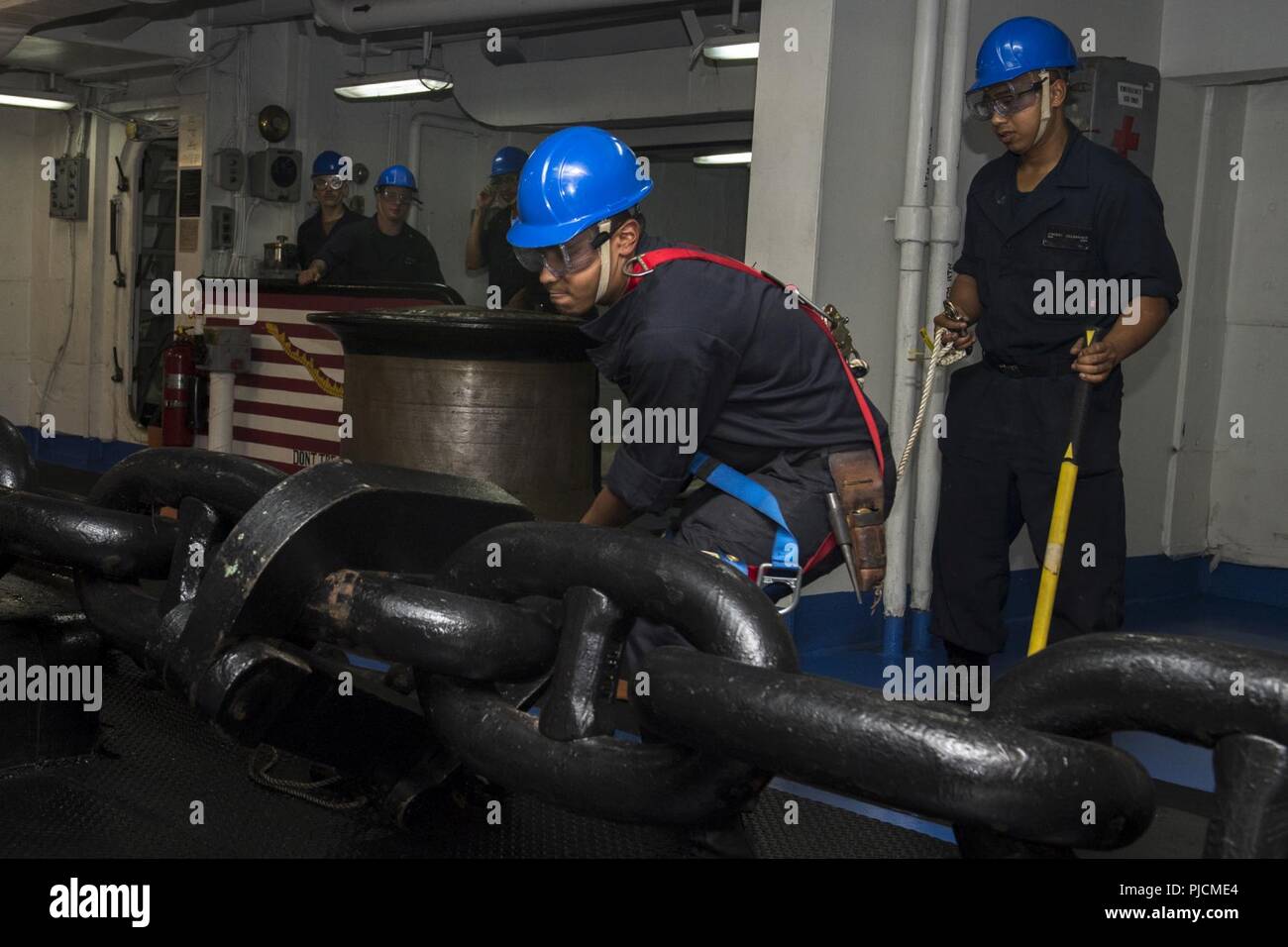 Atlantischer Ozean (24. Juli 2018) Der Bootsmann Mate Seemann Samuel Rodriguez Reisen der Anker reiten Verschluss im Vorschiff an Bord der Nimitz-Klasse Flugzeugträger USS Abraham Lincoln (CVN 72). Lincoln führt derzeit die massgeschneiderte Ausbildung an Land, die Verfügbarkeit und die abschließende Bewertung Probleme (TSTA/FEP). TSTA bereitet das Schiff und Besatzung für die vollständige Integration in eine Carrier strike Group durch eine breite Palette an geschäftskritische Vorgänge. Stockfoto