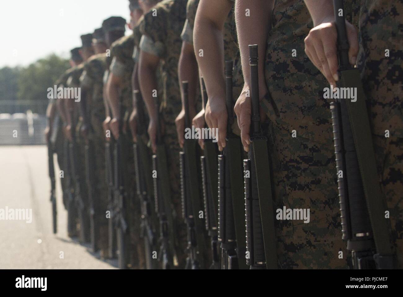 Us Marine Corps Rekruten mit Platoon 4036, Oscar Firma, 4 Recruit Training Bataillon, führen Sie einen Drill-Down Bewegung während der anfänglichen Bohrer an Peatross Parade Deck auf Marine Corps Recruit Depot Parris Island, S.C., 23. Juli 2018. Die rekruten sind für die Erste Bohrmaschine zählte nach Vertrauen, Liebe zum Detail und Disziplin. Stockfoto