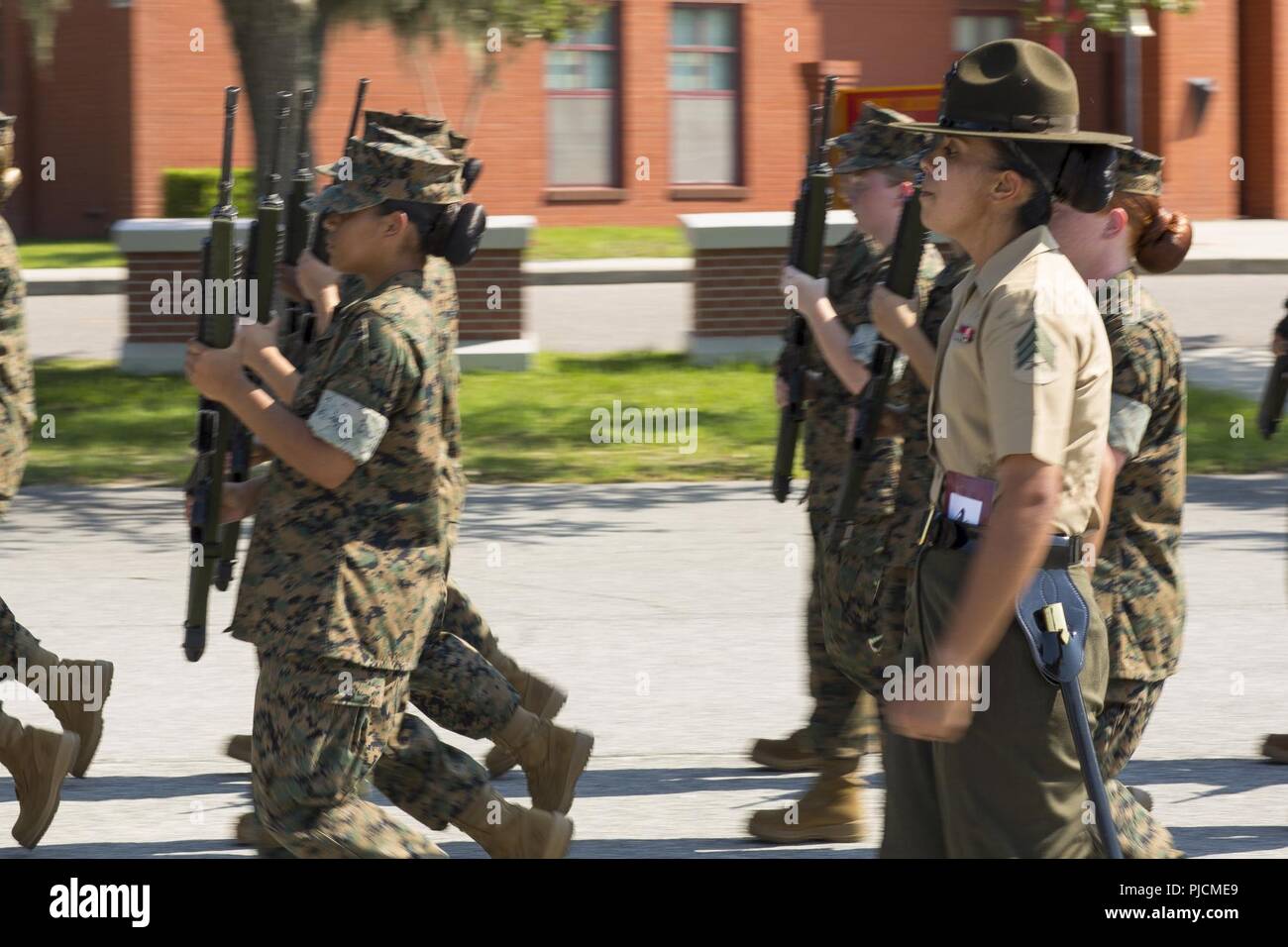 Us Marine Corps Sgt. Daniela Conchasvasquez, Drill Instructor mit Platoon 4036, Oscar Firma, 4 Recruit Training Bataillon, Befehle ihr Zug während der anfänglichen Bohrer an Peatross Parade Deck auf Marine Corps Recruit Depot Parris Island, S.C., 23. Juli 2018. Die rekruten sind für die Erste Bohrmaschine zählte nach Vertrauen, Liebe zum Detail und Disziplin. Stockfoto