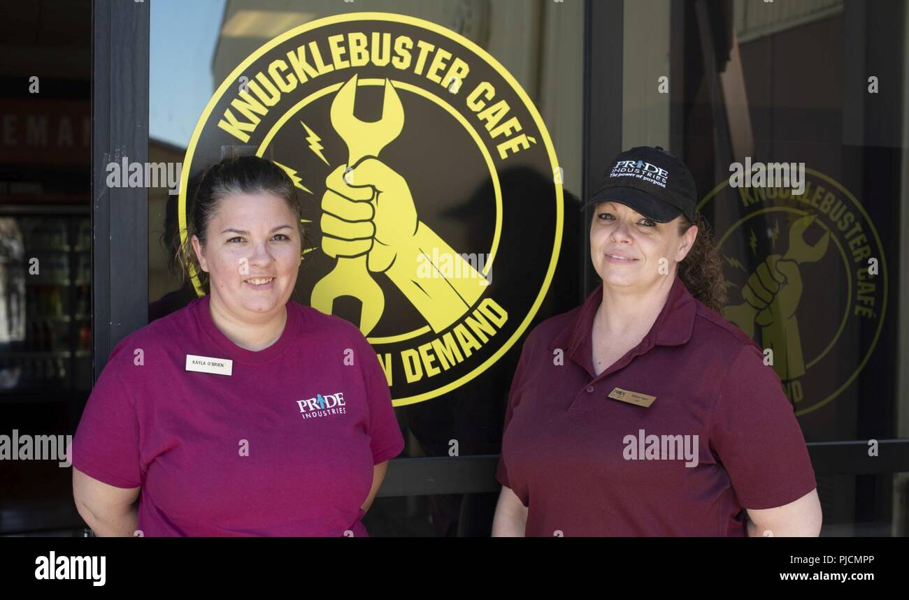 Obrien, Links, Knucklebuster Café attendant und Melissa Hagen, Knucklebuster Café Lead Supervisor, für ein Foto bei Knucklebuster Café am 23. Juli 2018 dar, bei Travis Air Force Base, Calif. Die Knucklebuster Café ist 24 Stunden geöffnet - a - Tag, Unterstützung der Flieger mit warmen und kalten Mahlzeiten, Getränke und Snacks. Stockfoto