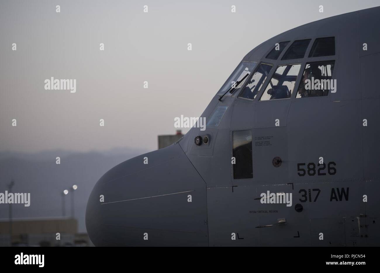 Piloten der C-130J Super Hercules der Expeditionary 455th Airlift Squadron am Flughafen Bagram, Afghanistan zugewiesen, zur Vorbereitung Ihres Pre-Abflug Verfahren am 11. Juli 2018 zu beginnen. Die C-130J squadron bietet Antenne Unterstützung für die NATO in Afghanistan entschlossenen Unterstützung der Mission und den Betrieb, die die Freiheit des Sentinel. Stockfoto
