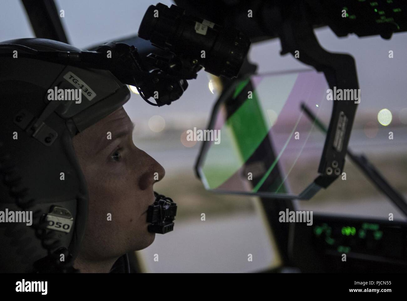 Ein Pilotprojekt für eine C-130J Super Hercules der Expeditionary 455th Airlift Squadron am Flughafen Bagram, Afghanistan zugewiesen, bereitet ihr Flug Verfahren am 13. Juli 2018 zu beginnen. Die C-130J in der Lage ist, die von rauen, Schmutz Streifen und ist das wichtigste Verkehrsmittel für airdropping Truppen und Ausrüstung in feindlichen Gebieten. Die Staffel führt Antenne Operationen in Afghanistan zur Unterstützung der NATO der entschlossenen Unterstützung der Mission und den Betrieb, die die Freiheit des Sentinel. Stockfoto