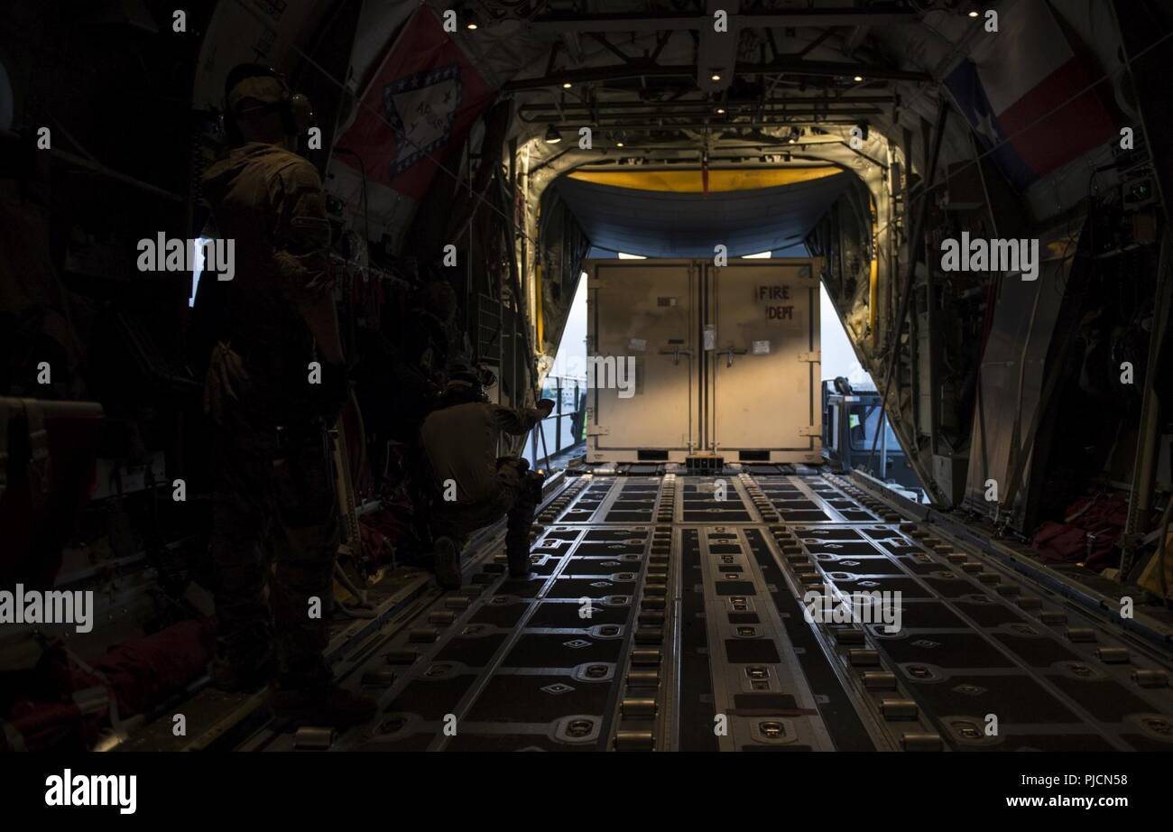 Us Air Force loadmasters direkte Ladung auf der C-130 J Super Hercules auf den 455Th Air Expeditionary Wing am Flughafen Bagram, Afghanistan, am 13. Juli 2018. Die C-130J squadron liefert Paletten der Ladung auf die Bereiche der Operationen in Afghanistan zur Unterstützung der NATO der entschlossenen Unterstützung der Mission und den Betrieb, die die Freiheit des Sentinel. Stockfoto