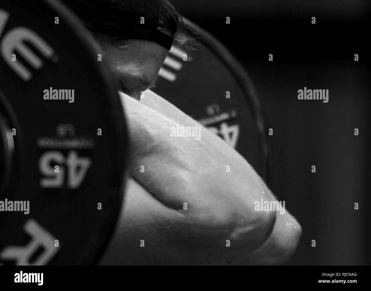 Us Air Force Staff Sgt. Krämer Dobson, 20. Bauingenieur Squadron die Beseitigung von Explosivstoffen (EOD) Handwerker, schließt seine Augen auf sein Training im EOD-Turnhalle bei Shaw Air Force Base, S.C., Juli 19, 2018 zu konzentrieren. EOD Flieger vorbereiten müssen sich sowohl körperlich als auch geistig für die Aufgaben wie Clearing Pfade für Mitbürger service Mitglieder beim Einsatz, Ausbildung oder Unterstützung staatliche Strafverfolgungsbehörden in Notfällen. Stockfoto