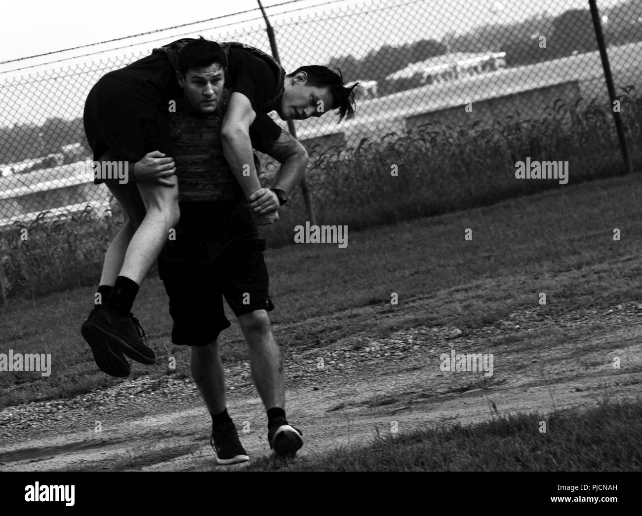 Us Air Force Staff Sgt. Jordan Massey, 20. Bauingenieur Squadron (CES) Beseitigung von Explosivstoffen (EOD) Handwerker, führt ein Feuerwehrmann mit Airman 1st Class Evan Kühlung, 20. CES EOD Lehrling, über seine Schultern während der körperlichen Ausbildung bei Shaw Air Force Base, S.C., 19. Juli 2018. EOD Flieger müssen körperlich fit bleiben eine Vielzahl von gefährlichen Situationen, die sie in Verkehr gebracht werden, wenn die Erkennung oder Unscharfschalten Sprengstoff bei Bereitstellungen in Angriff zu nehmen. Stockfoto