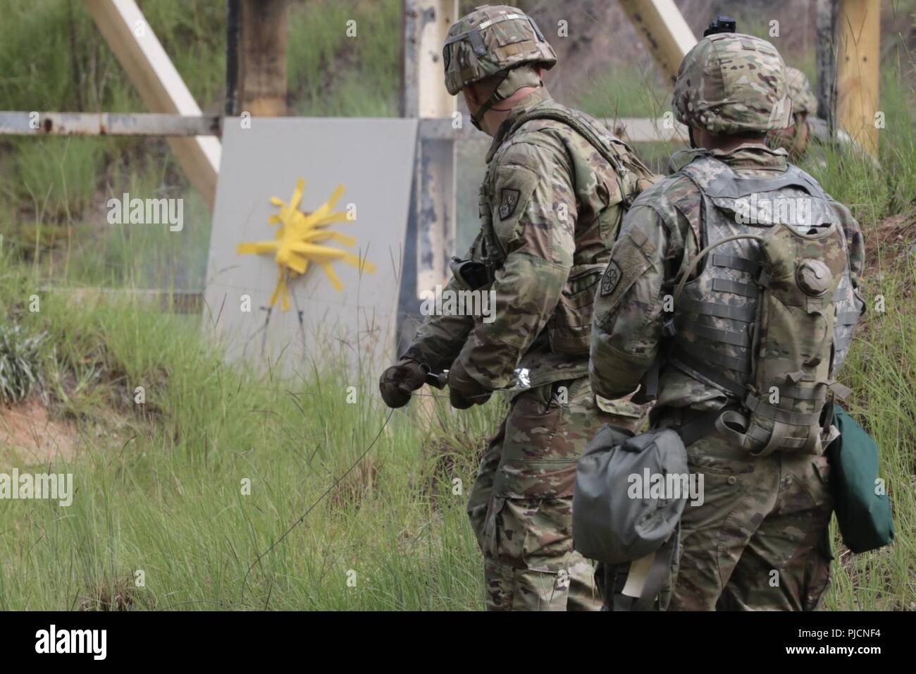 Georgia Armee Nationalgarde Sgt. Justin Cloud und SPC. Joshua Swingle, Bekämpfung der Ingenieure mit der douglasville basierte 848Th Engineer Unternehmen, bereiten Sie ein Abriss kostenlos am 17. Juli 2018 zur Detonation zu bringen, am Fort Stewart, Ga.-Ingenieure über vom Zustand auf verschiedenen abbruchtechniken von Tür zu verletzen Minenräumung während ihrer jährlichen Training diese Woche trainiert Stockfoto