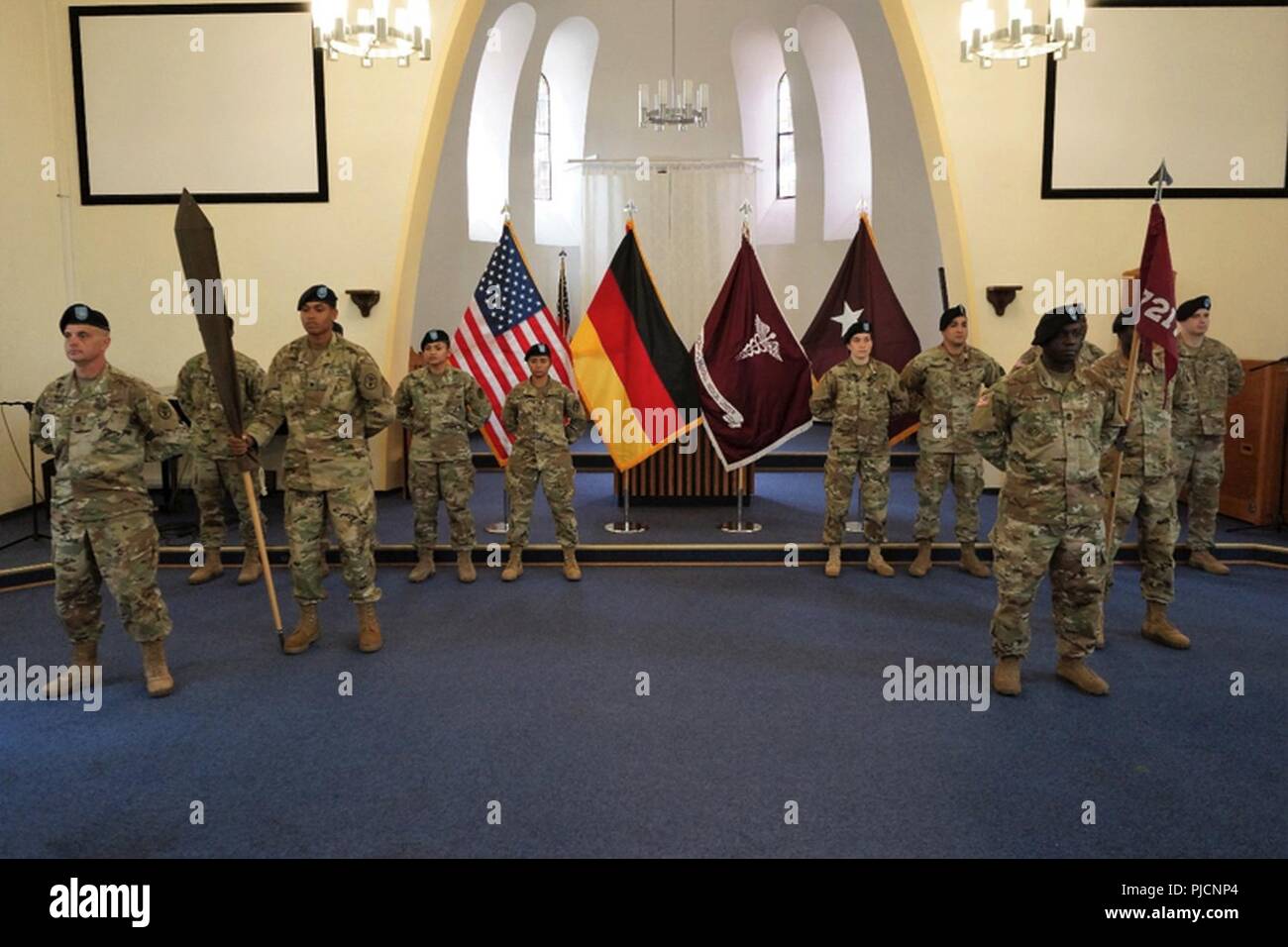 Der 7221st Medical Support Unit (links) und die 7217Th medizinische Unterstützung (rechts) für den Übergang der Autorität über die eingesetzten Krieger Medical Management Center vorbereiten, in einer Feierstunde im Landstuhl Regional Medical Center Kapelle, Landstuhl, Deutschland Am 12. Juli 2018 durchgeführt. An der Zeremonie, der 7217Th faltete seine Guidon und der 7221St eigene unfurled. Ein Symbol markieren Abschluss des Übergangs der Behörde. Der 7221St übernimmt das Kommando über die DWMMC aus der 7217Th MSU, und wird auf der Station in Deutschland für die Dauer eines Jahres. Stockfoto