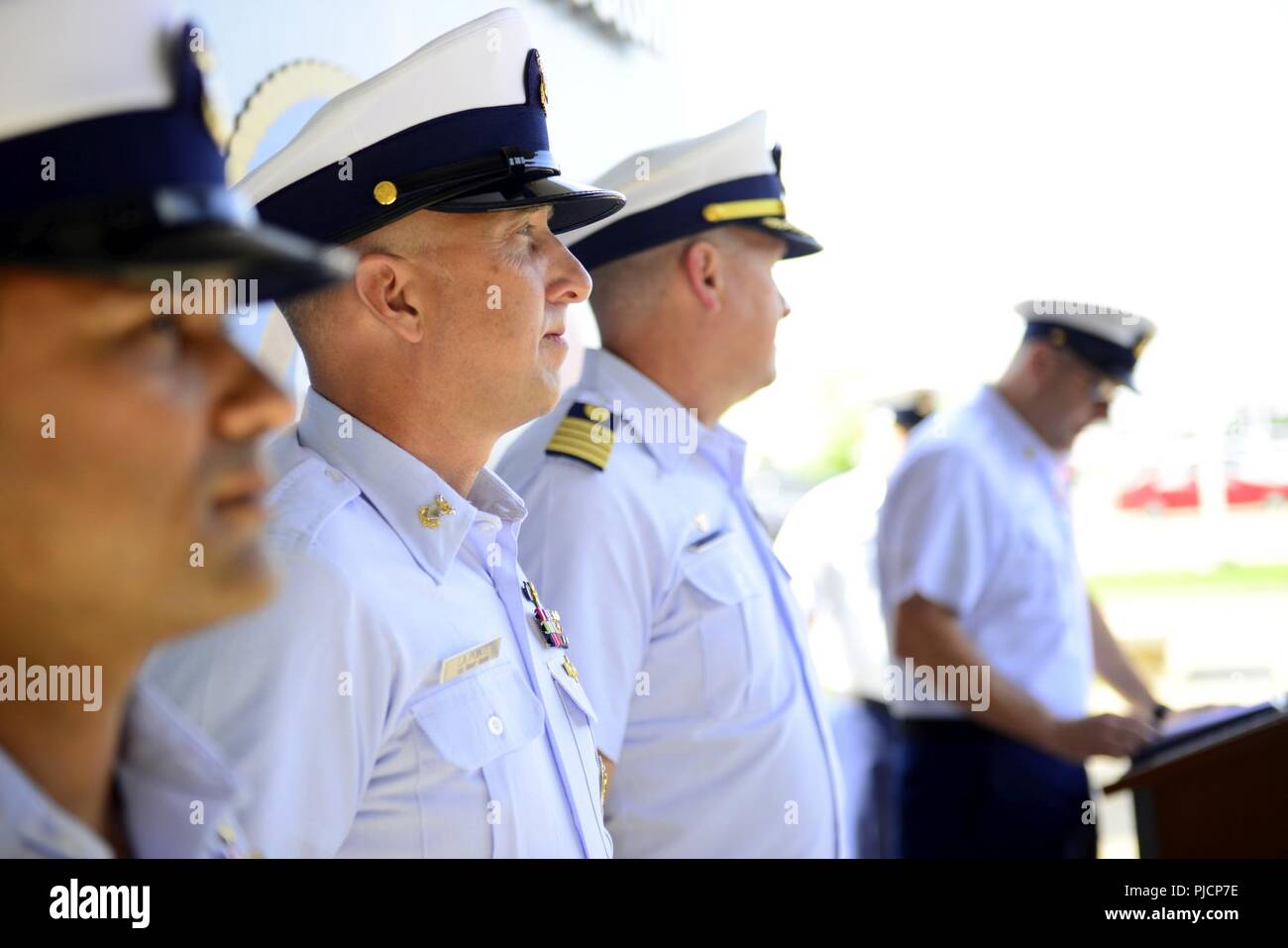 Coast Guard Mitglieder der Sektor Houston-Galveston stehen stramm bei einem Befehl Zeremonie Juli 20, 2018 in Houston, Texas. Der Master Chief Robert Gonzales entlastet Master Chief Roy LaPointe als Sektor Houston-Galveston Command Master Chief. Us-Küstenwache Stockfoto