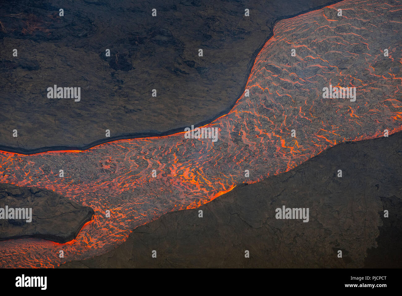 Lava brach aus Spalte 8 der Kilauea East Rift Zone in der Nähe von Pahoa fließt als glühende Fluss durch niedrigere Puna District, Hawaii Insel Stockfoto