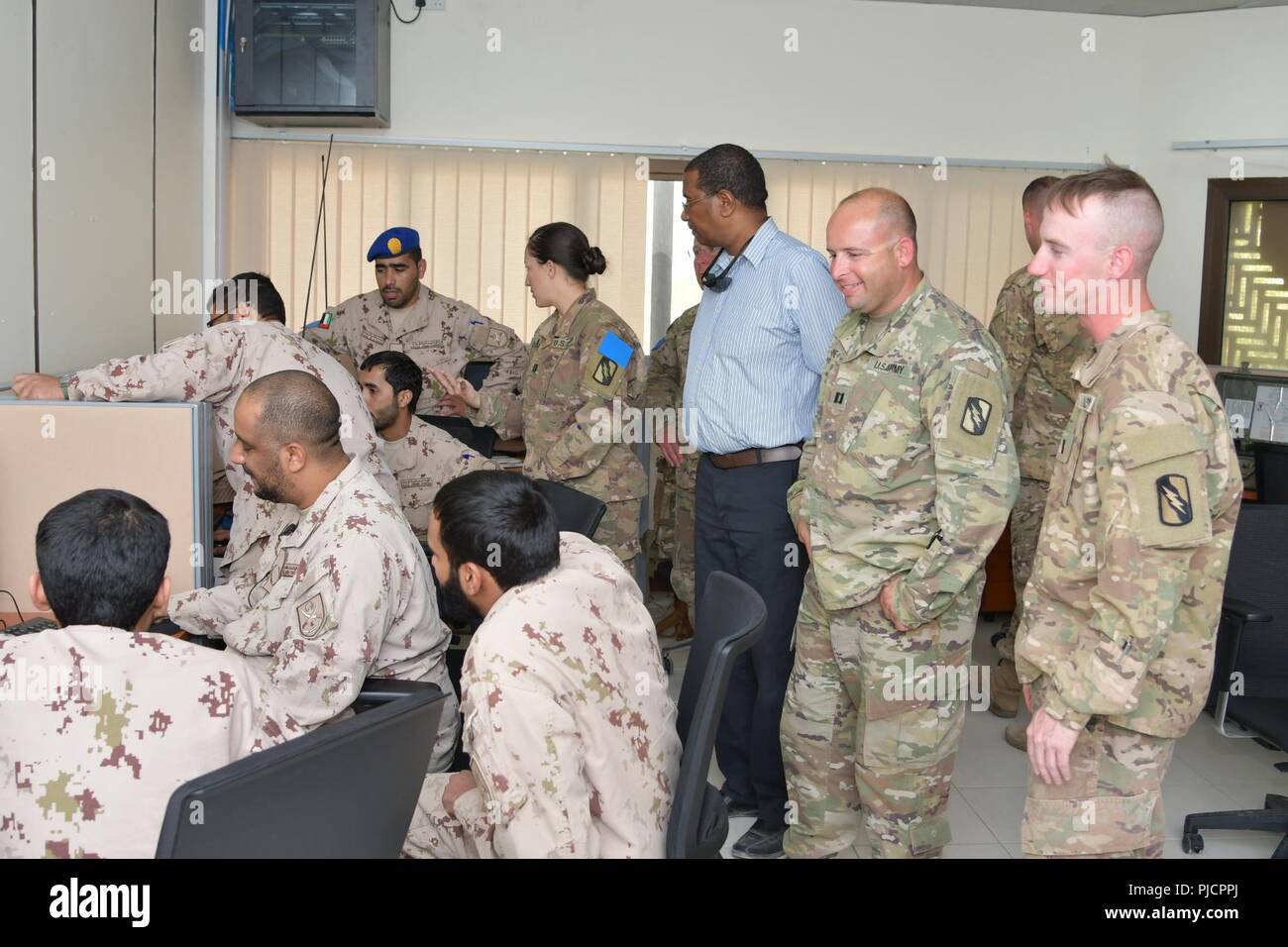 AL AWIR MILITÄRISCHEN CITY, Vereinigte Arabische Emirate - Soldaten mit 155 gepanzerte Brigade Combat Team (Mississippi Army National Guard), Task Force spartanisch und die Vereinigten Arabischen Emirate Land Kraft Komponente bespricht Aktionen während des Eisernen Union 7 Übung Juli 9, 2018. Die Ausübung brachte US-und Emiratische Soldaten Koordination und Kommunikation zu verbessern. Stockfoto