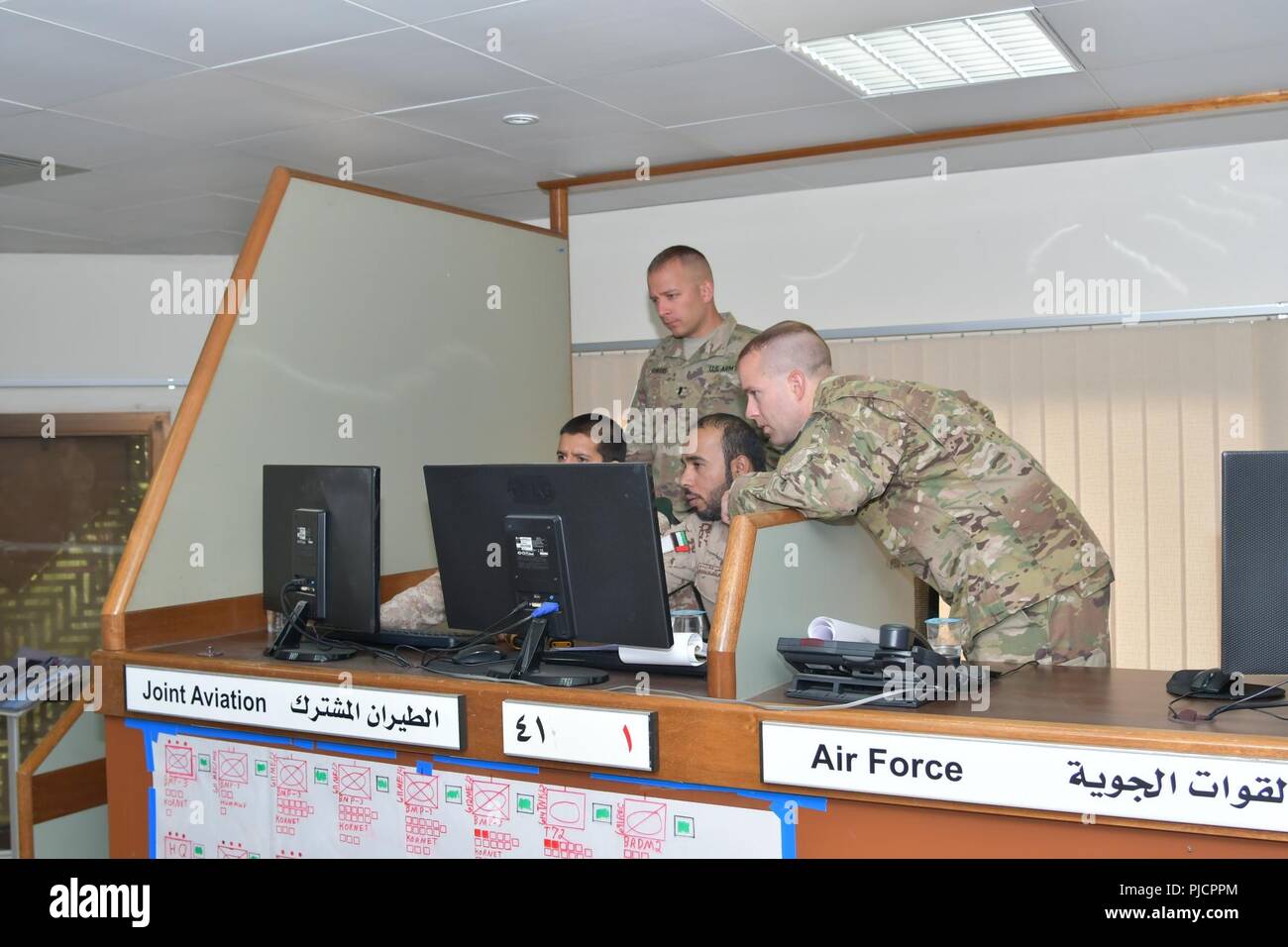 AL AWIR MILITÄRISCHEN CITY, Vereinigte Arabische Emirate - Soldaten mit Task Force spartanisch und die Vereinigten Arabischen Emirate Land Kraft Komponente bespricht Aktionen während des Eisernen Union 7 Übung Juli 9, 2018. Die Ausübung brachte US-und Emiratische Soldaten Koordination und Kommunikation zu verbessern. Stockfoto