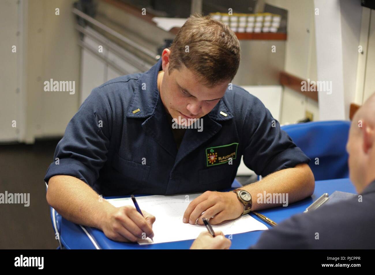 Golf von Oman (27. Juli 2018) der Stern Ryan Schlachtung Praktiken manövrieren Boards an Bord der geführte Anti-raketen-Zerstörer USS der Sullivans (DDG68). Das Sullivans ist in die USA 5 Flotte Bereich der Maßnahmen zur Unterstützung der Marine im Einsatz für die Stabilität und Sicherheit in der Region zu gewährleisten und verbindet das Mittelmeer und den Pazifischen Raum durch den westlichen Indischen Ozean und drei strategischen Punkten ersticken. Stockfoto