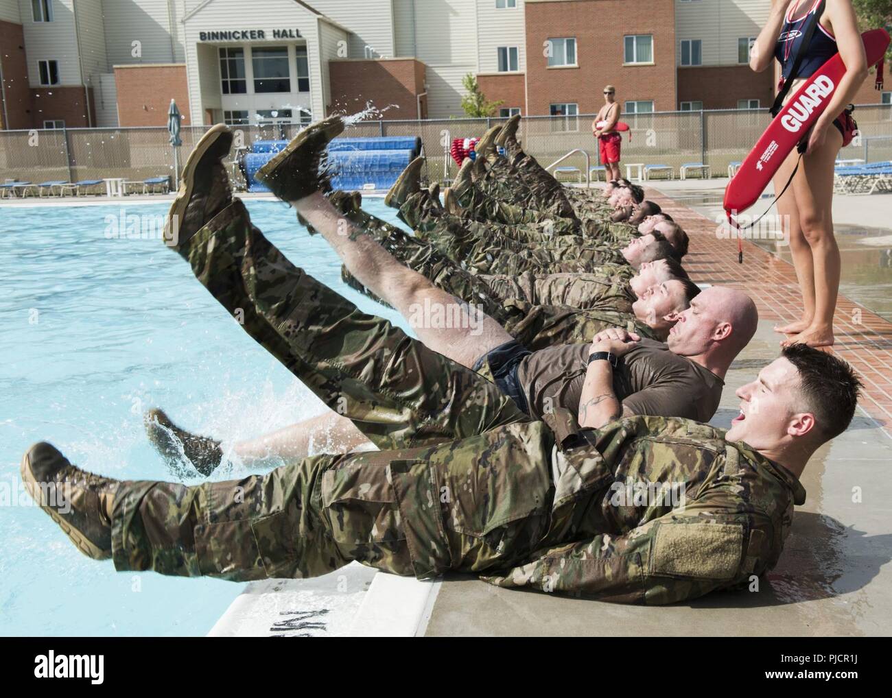 Flieger mit der 91St Security Forces Gruppe vollständig in Wasser Übungen während der Tactical Response Force tryouts am Minot Air Force Base, Virginia, 18. Juli 2018. Da TRF vor kurzem überarbeitet wurde, mehrere Tage des tryouts Statt alle 64 Punkte auf die TRF-Team zu füllen. Stockfoto