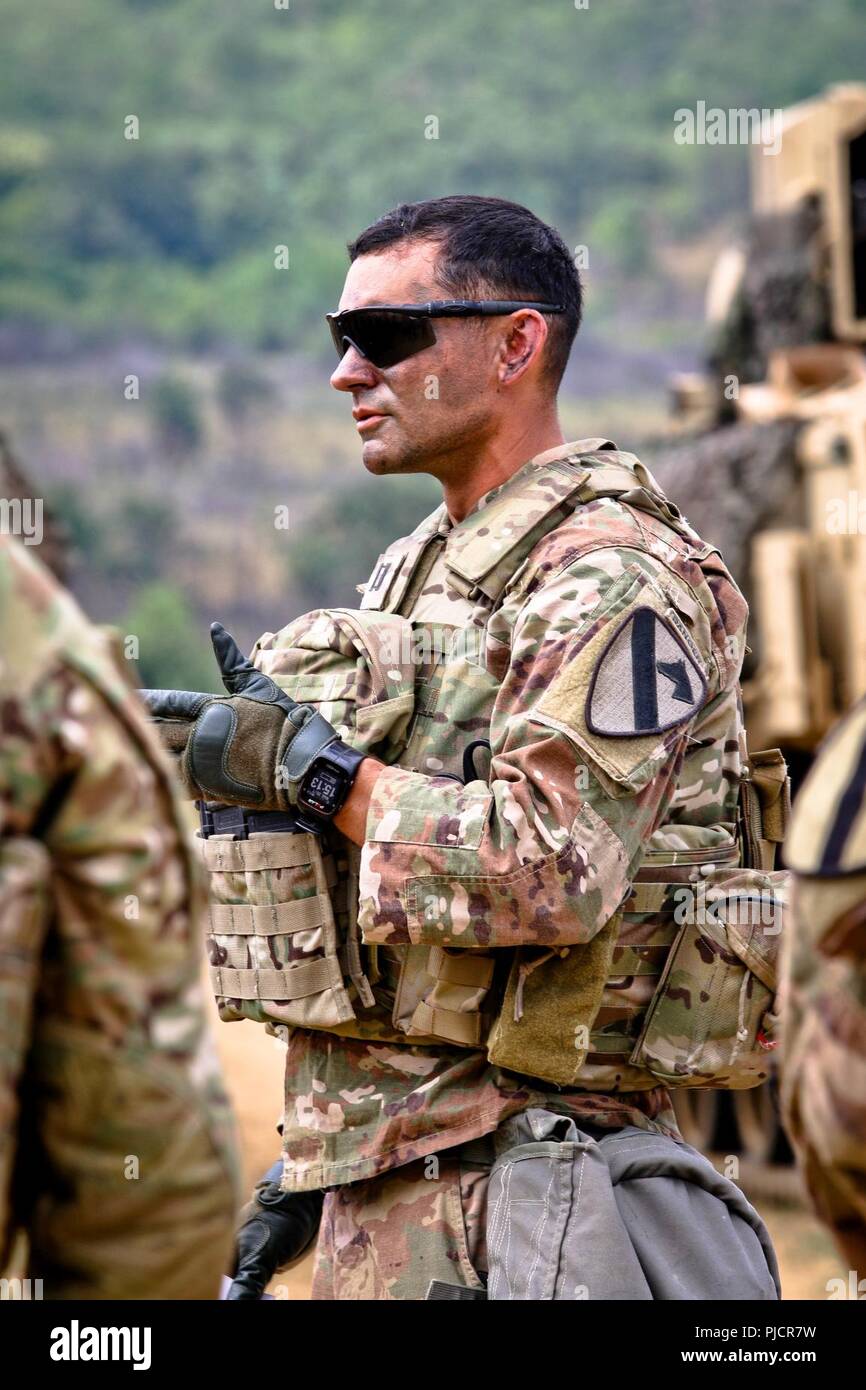 Kapitän Nicholas Spicocchi, Kommandeur der Alpha Company, 2nd Battalion, 5th Cavalry Regiment, 1st Armored Brigade Combat Team, 1.Kavallerie Division seine Truppen mit Feedback während der After Action Report, einen Abschnitt live fire Übung, Selo, Bulgarien, 24. Juli 2018. Dieses Training ist zur Unterstützung der Atlantischen lösen, ein bleibendes Training übung zwischen der NATO und der US-Streitkräfte. Stockfoto