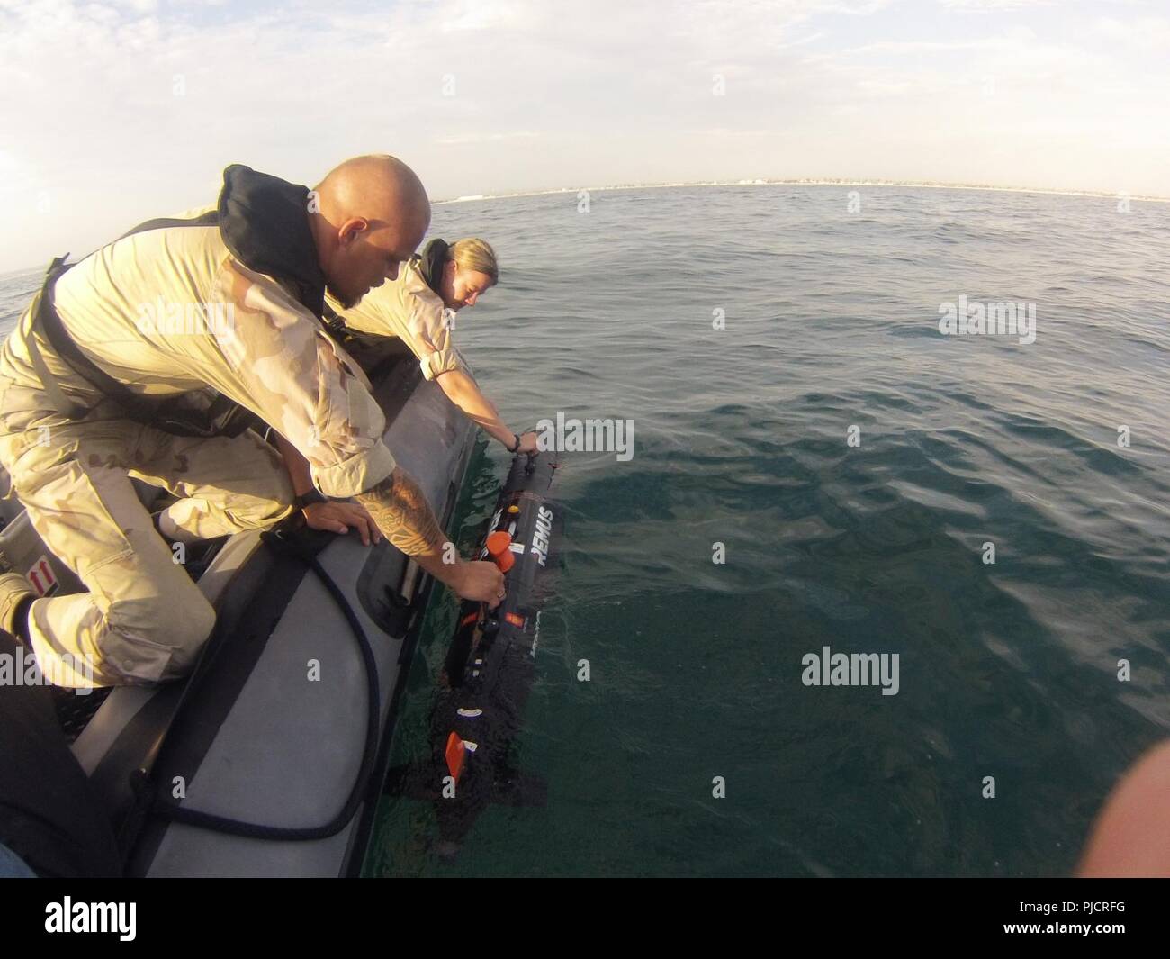 Pazifik (Jan. 12, 2018) Königlich Niederländische Marine (RNLN) Unmanned Underwater Vehicle (UVV) Betreiber, Martijn Wilbrink und Sascha Lagendijk, einen REMUS 100 für die explorative mine Jagd Mission als Teil der Felge im Pazifik (Rimpac) Übung in Südkalifornien, Juli 12 bereitstellen. Die record Sonar verwendeten Daten zu lokalisieren und übung Seeminen zu neutralisieren. 25 Nationen, 46 Schiffe, 5 U-Boote, und etwa 200 Flugzeugen und 25.000 Angestellte beteiligen sich an Rimpac vom 27. Juni bis 2. August in und um die hawaiischen Inseln und Südkalifornien. Die weltweit größte internationale Mari Stockfoto