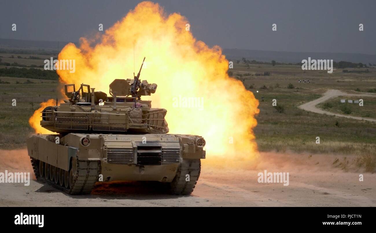 FORT HOOD, Tx - ein Sabot round ist von einem M1A2 Abrams Tank während 3. gepanzerte Brigade abgefeuert, 1.Kavallerie Division schießwesen Qualifikation. Die greywolf Brigade hat den Monat Juli verbrachte qualifizierenden Mannschaften in der Vorbereitung für die Partie und platoon Qualifizierung im August. Stockfoto