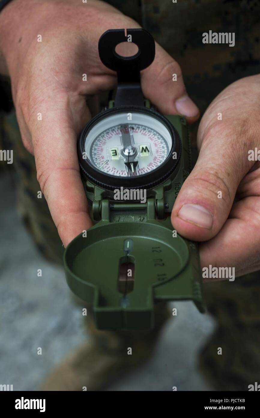 Us Marine Corps Lance Cpl. Robert Davis, eine administrative Spezialist mit Marine Aircraft Group (MAG) 12, hält einen Kompass während der Navigation Training - Teil der Übung Eagle Grimm 18, an kombinierten Waffen Training Center Camp Fuji, Japan, 18. Juli 2018. Adler Zorn ist eine jährliche Übung konzipiert squadron Sprachkenntnisse in einer Betriebsumgebung zu erhöhen, Test für den VORWÄRTS-Befehl und Kontrolle der Struktur und der Praxis für die Praxis Kontingenz Missionen. Stockfoto