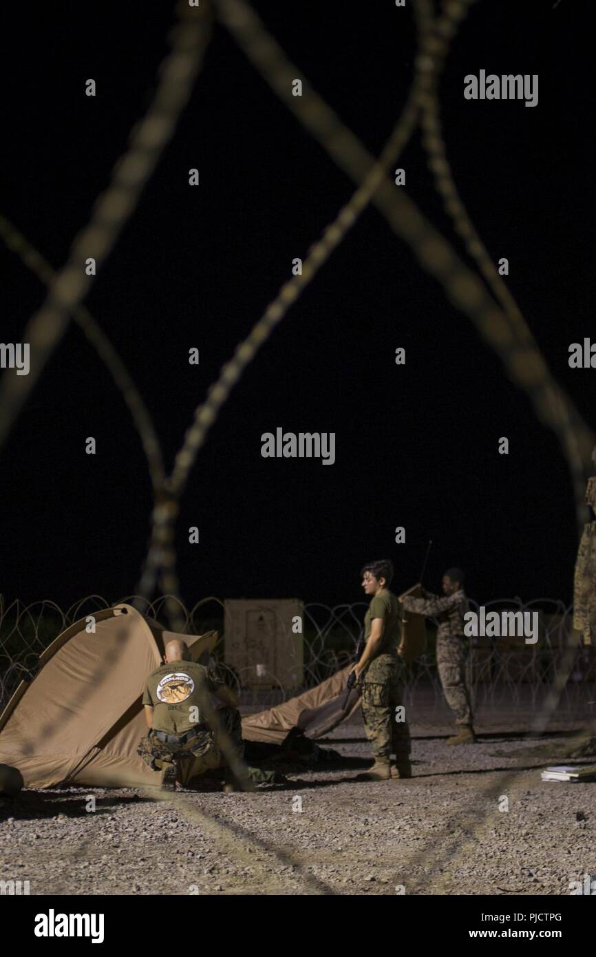 Us-Marines mit Marine Wing Support Squadron (MWSS) 171, eine Waffenkammer während der Übung Eagle Zorn 18 an kombinierten Waffen Training Center Camp Fuji, Japan, 21. Juli 2018 eingestellt. Adler Zorn ist eine jährliche Übung konzipiert squadron Sprachkenntnisse in einer Betriebsumgebung zu erhöhen, Test für den VORWÄRTS-Befehl und Kontrolle der Struktur und der Praxis für die Praxis Kontingenz Missionen. Stockfoto