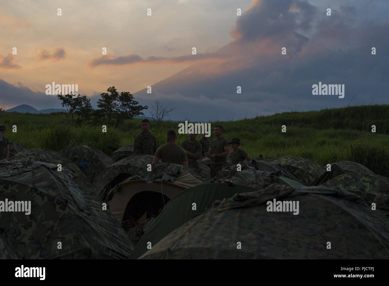 Us-Marines mit Marine Wing Support Squadron (MWSS) 171 für eine Patrouille an kombinierten Waffen Training Center Camp Fuji, Japan, 22. Juli 2018 während der Übung Eagle Zorn 18 vorbereiten. Adler Zorn ist eine jährliche Übung konzipiert squadron Sprachkenntnisse in einer Betriebsumgebung zu erhöhen, Test für den VORWÄRTS-Befehl und Kontrolle der Struktur und der Praxis für die Praxis Kontingenz Missionen. Stockfoto