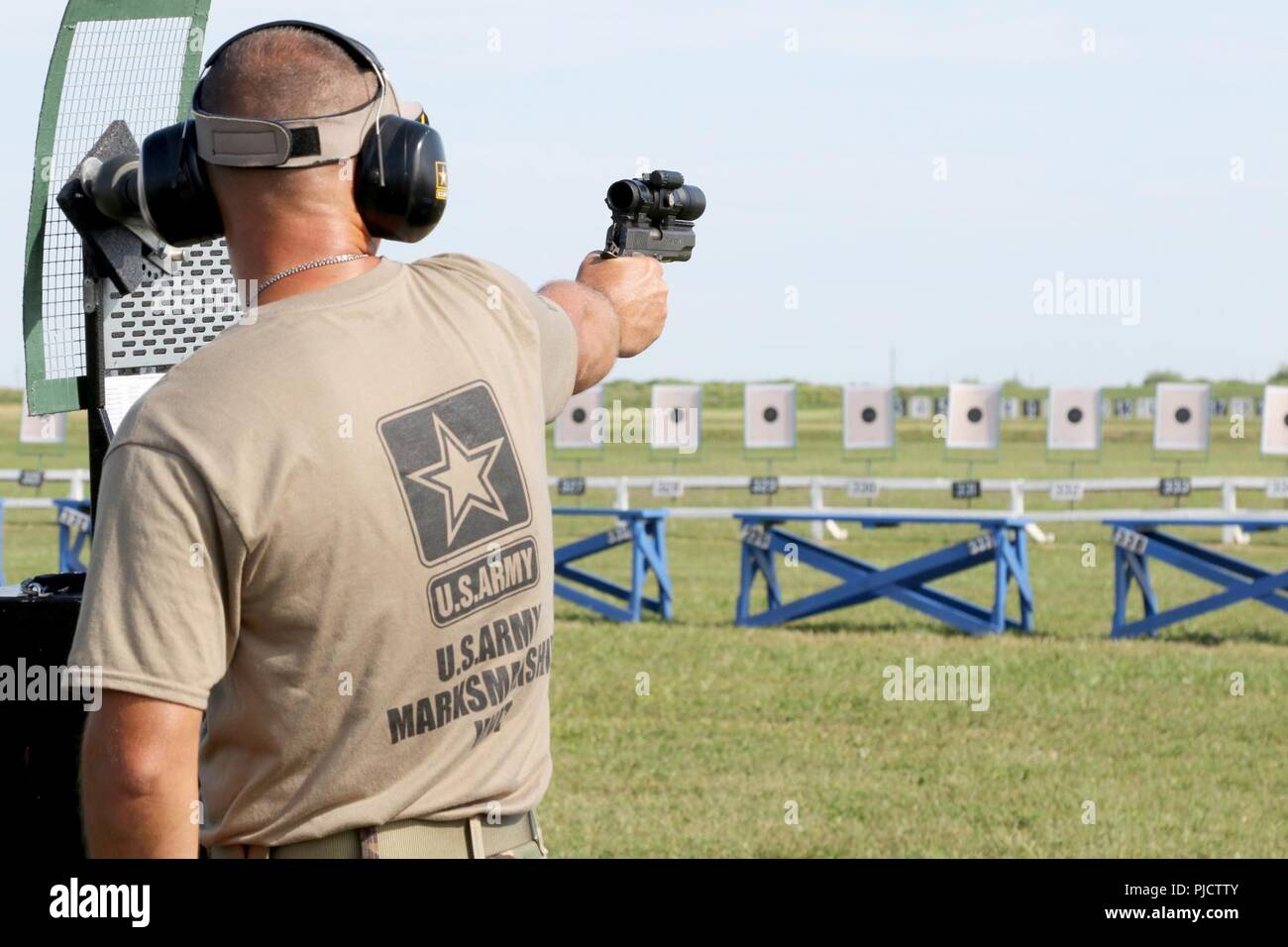 Staff Sgt. Greg Markowski, ein Shooter / Ausbilder mit der US-Armee Treffsicherheit und heimisch in Polen, feuert seine Pistole während der 2018 nationalen zivilen Treffsicherheit der Programm Pistole entspricht im Camp Perry, Ohio Juli 13. Am Ende des Matches, Markowski behauptete die Allgemeinen Mellon Trophäe, General Patton Trophäe und der General Custer Trophäe. Stockfoto